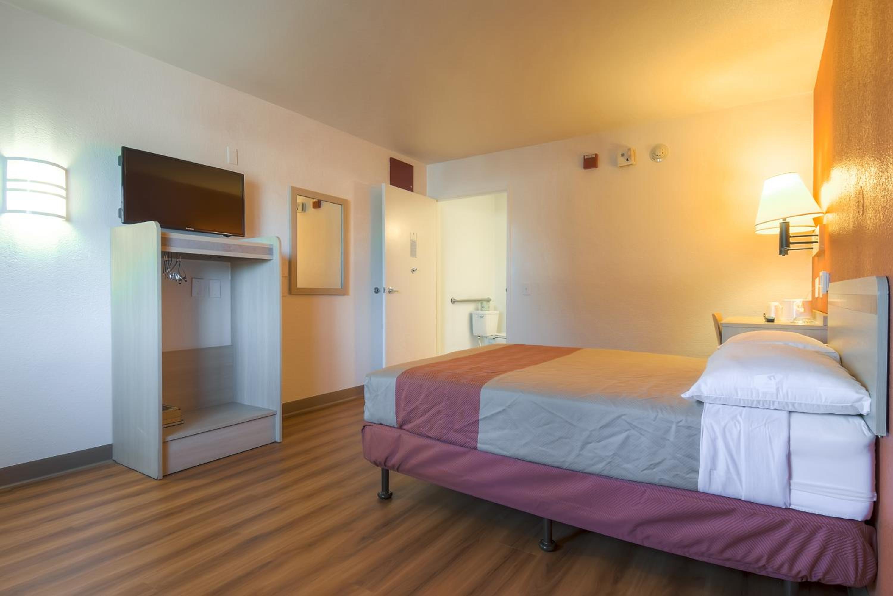 1 Full Bed | ADA/RI Shower/Mini Fridge | Near Palm Springs International Airport photo 2