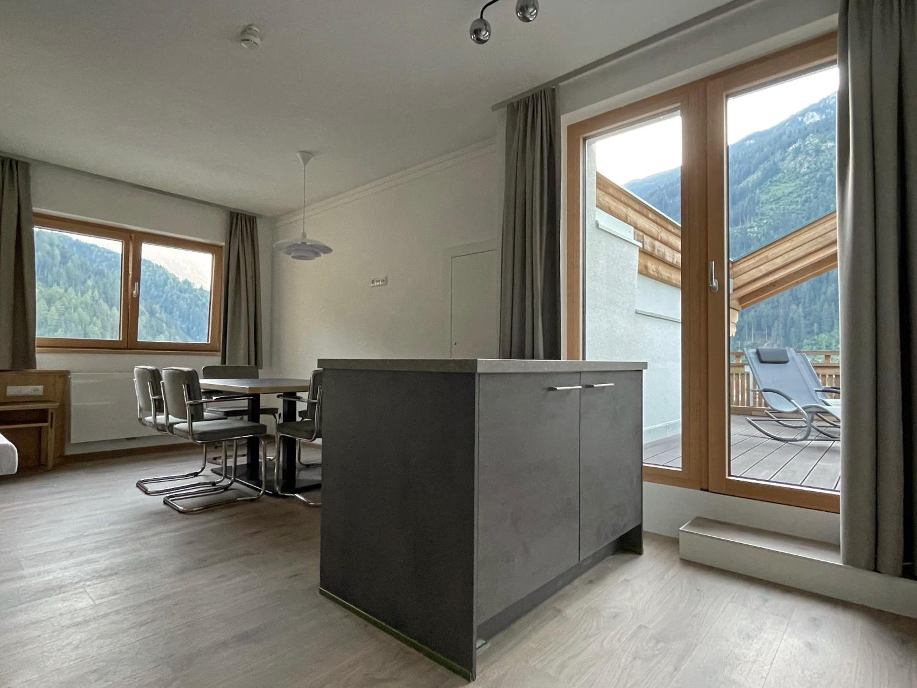 Deluxe Suite - Photo 8