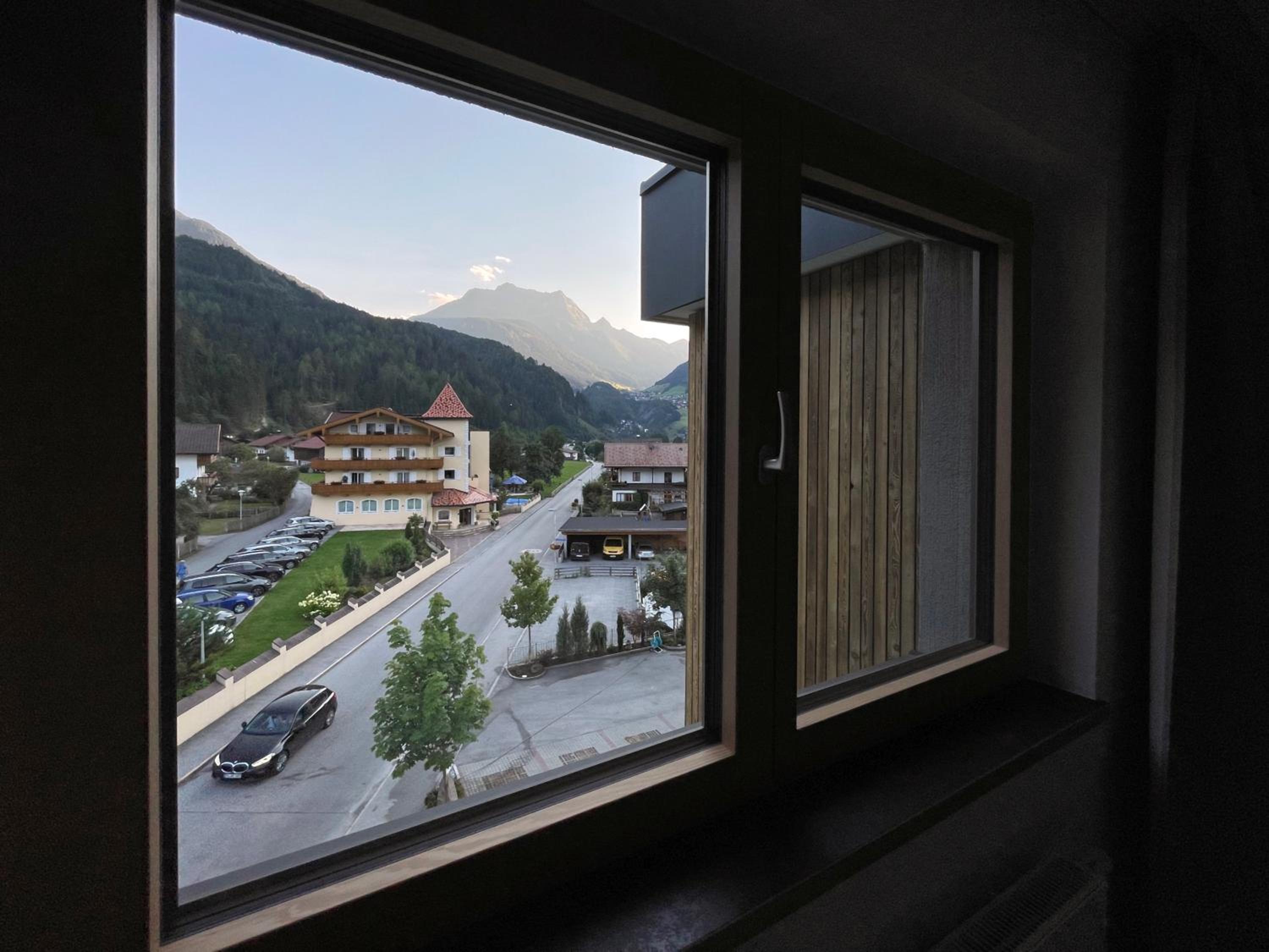 Apartment with Mountain View - Photo 3