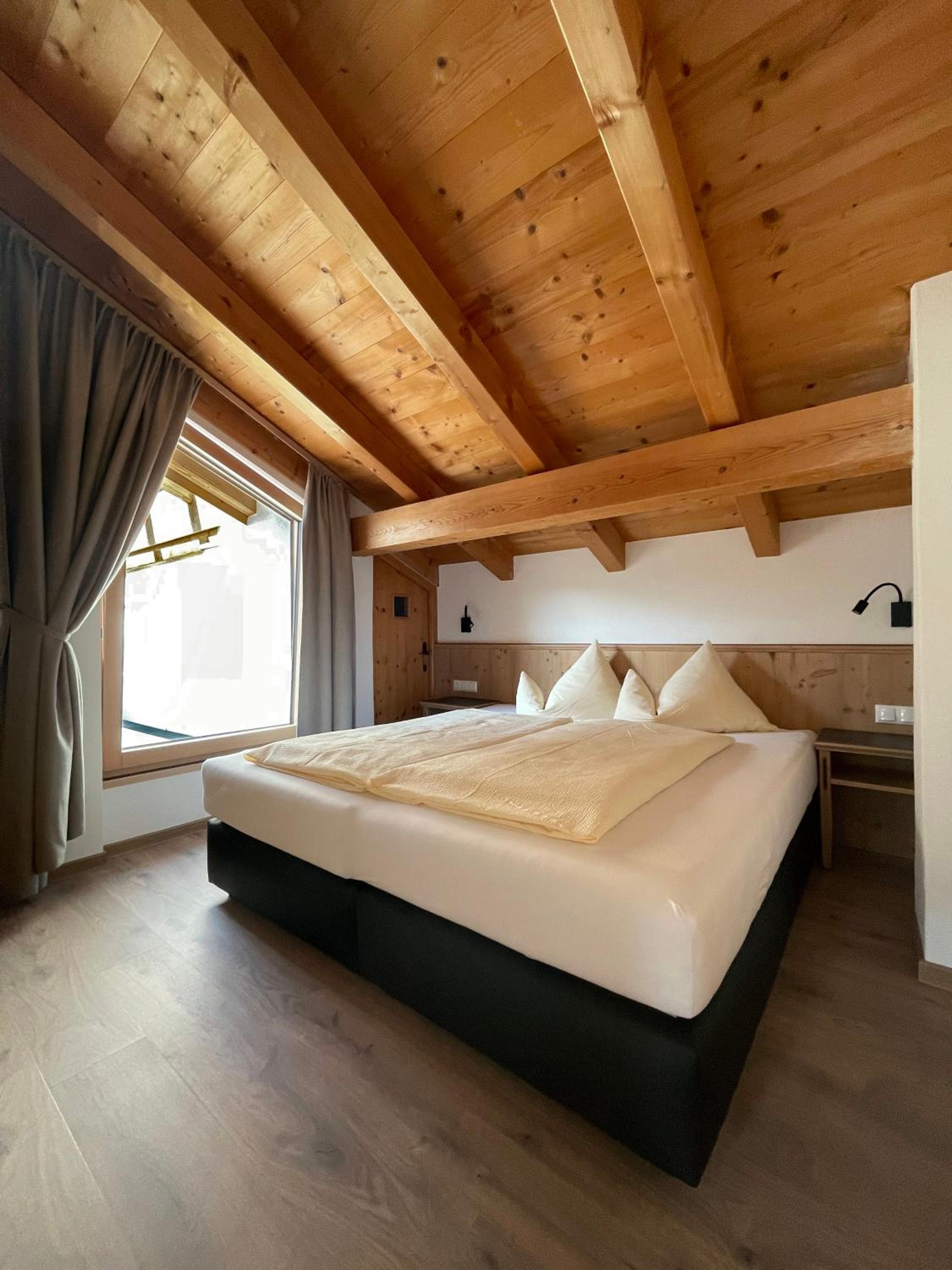 Deluxe Suite - Photo 11