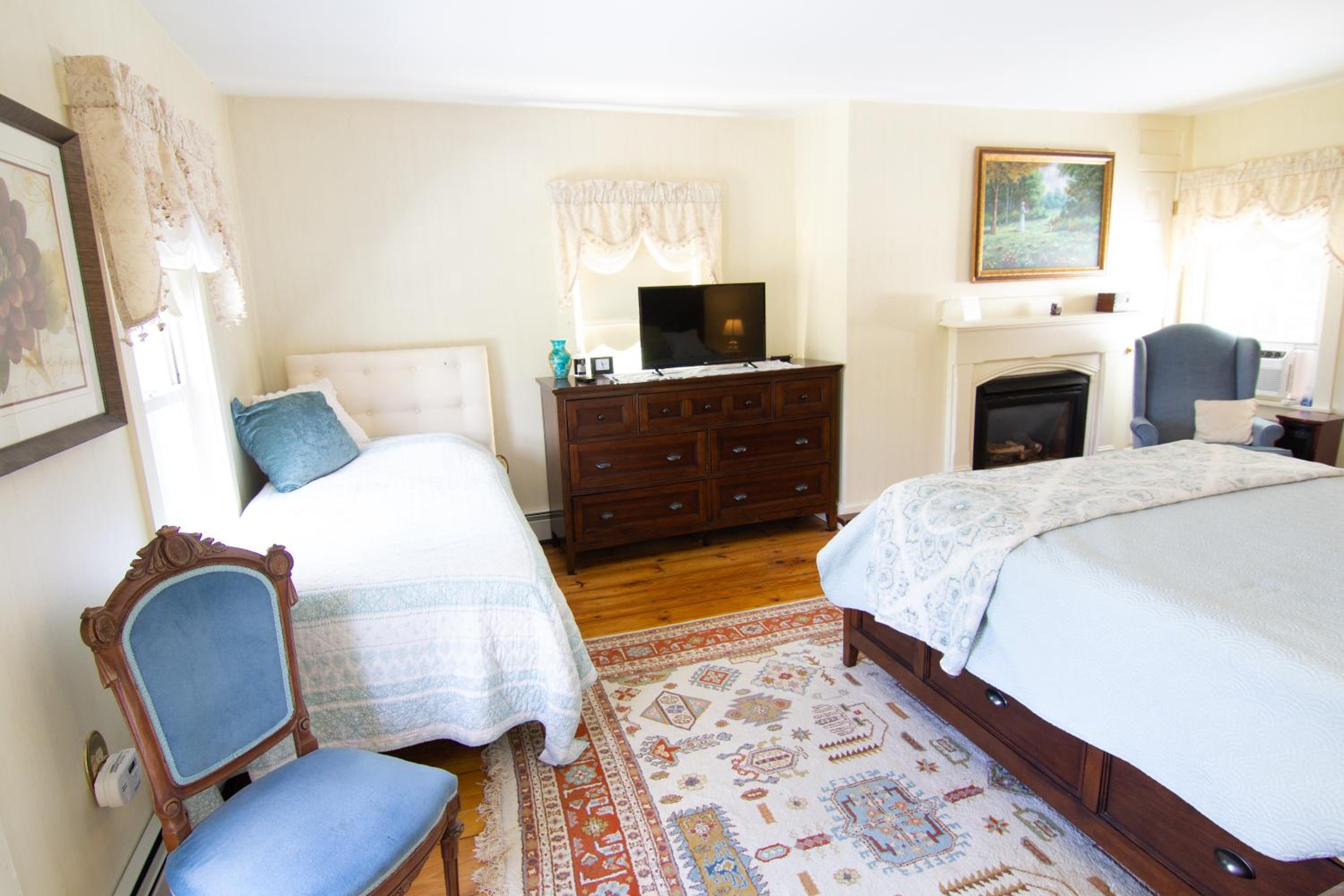 Queen Room photo 2