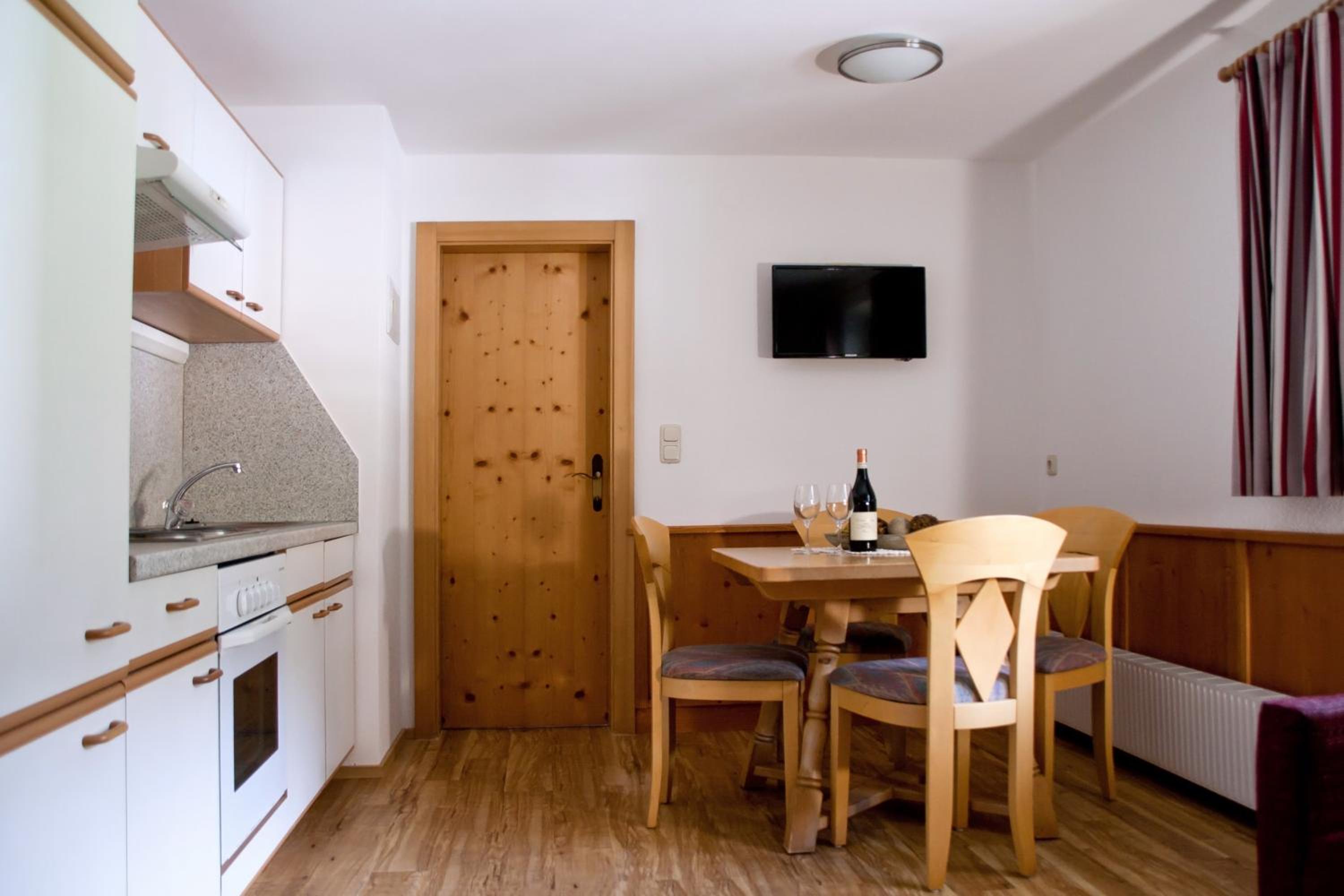 Superior One-Bedroom Apartment - Photo 4