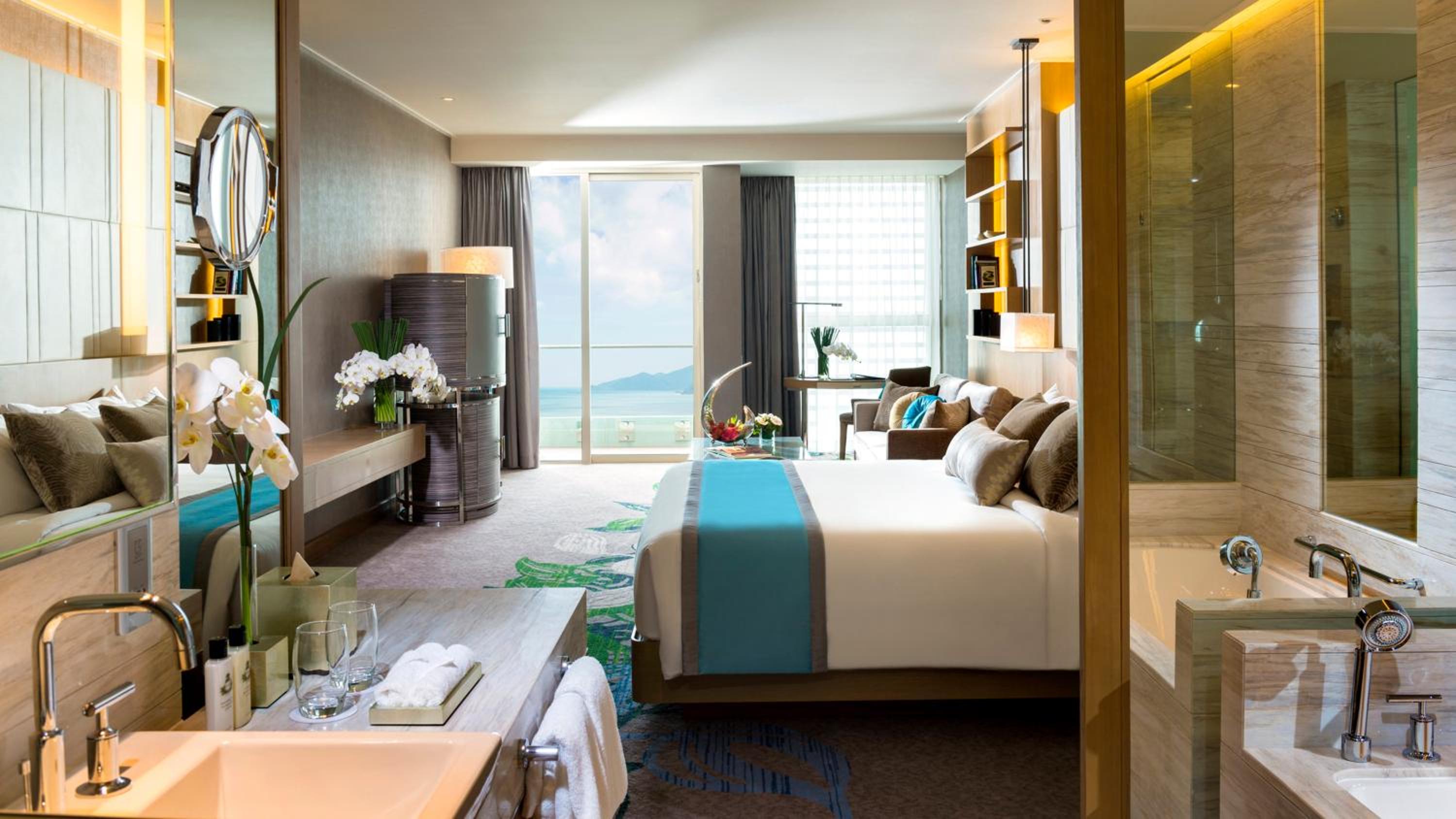 Junior King Suite with Ocean View - High Floor photo 1