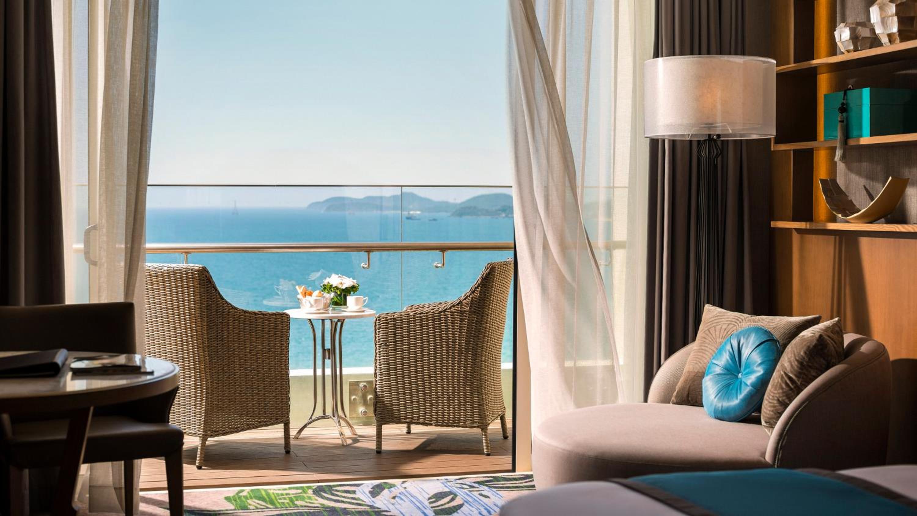 One-Bedroom Suite with Panoramic Ocean View photo 2