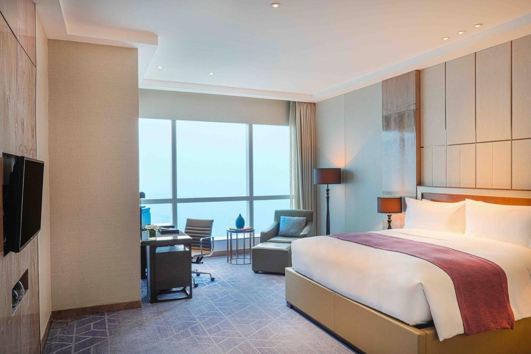 One-Bedroom Suite with Club Lounge Access photo 3