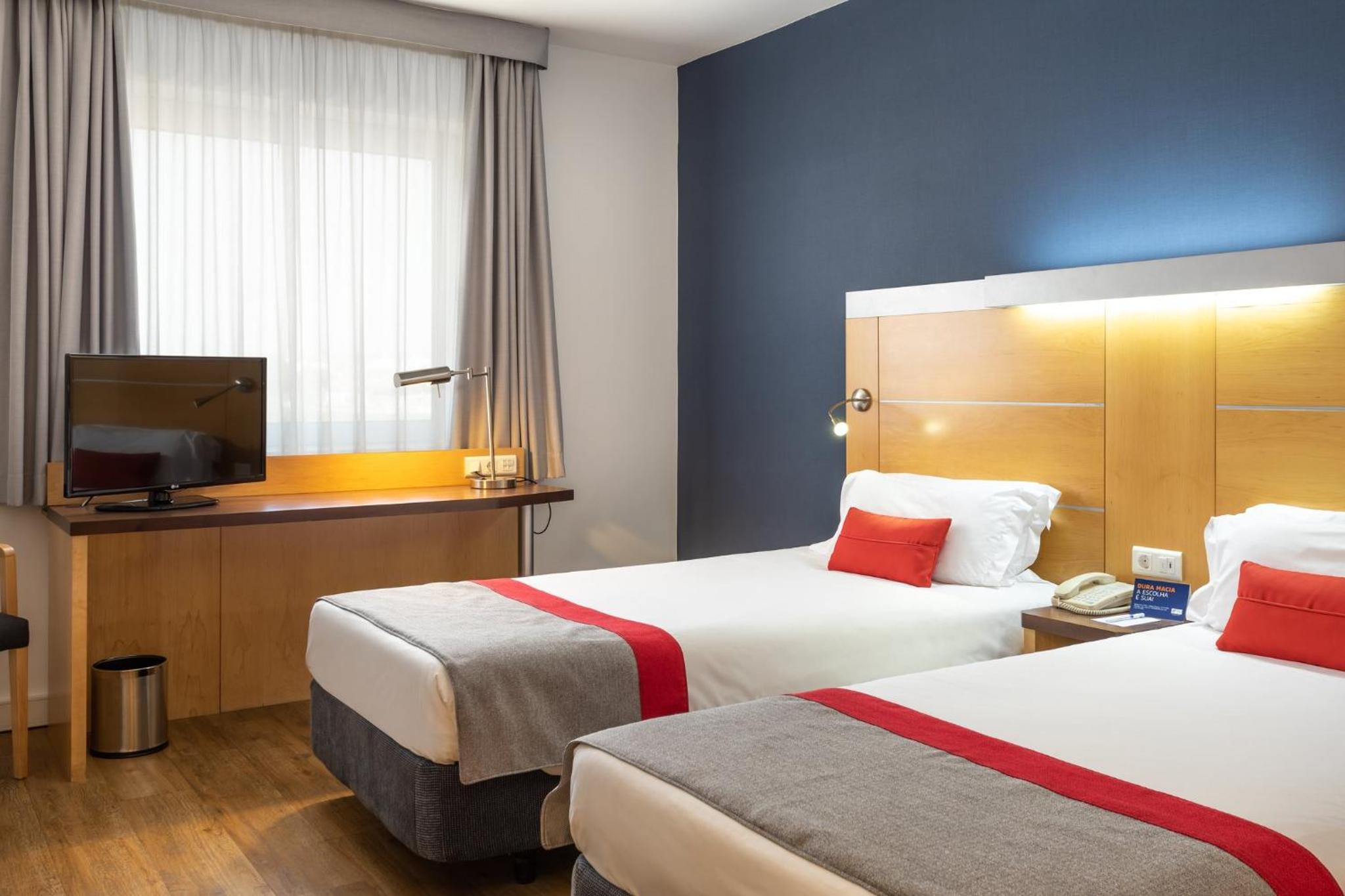 Standard Room with Free Breakfast - Photo 1