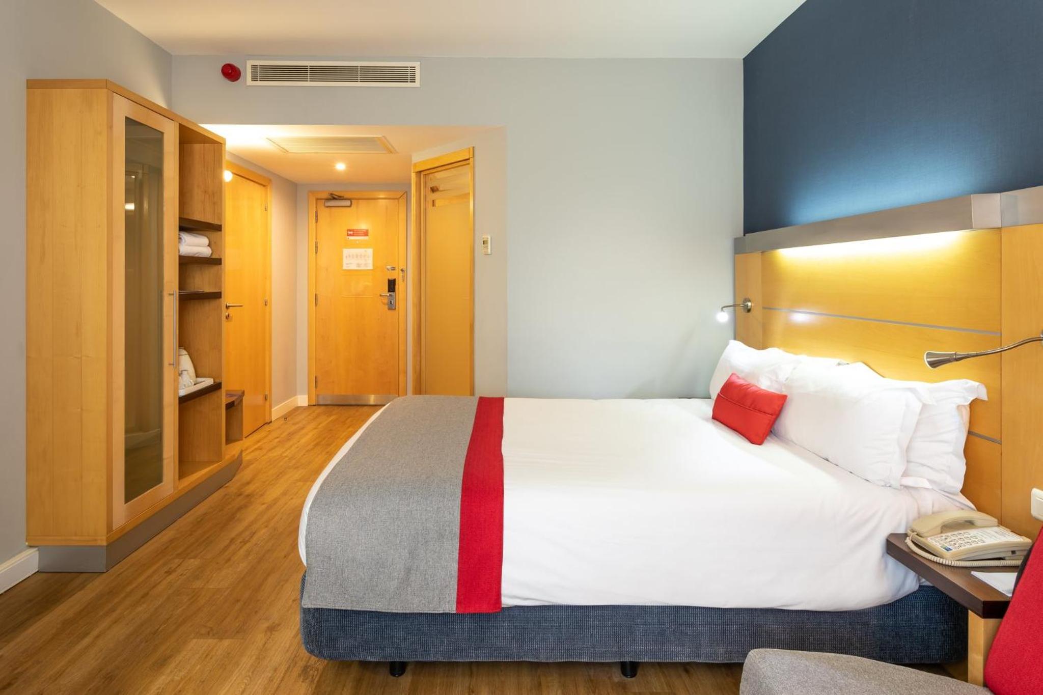 Standard Room with Free Breakfast - Photo 2
