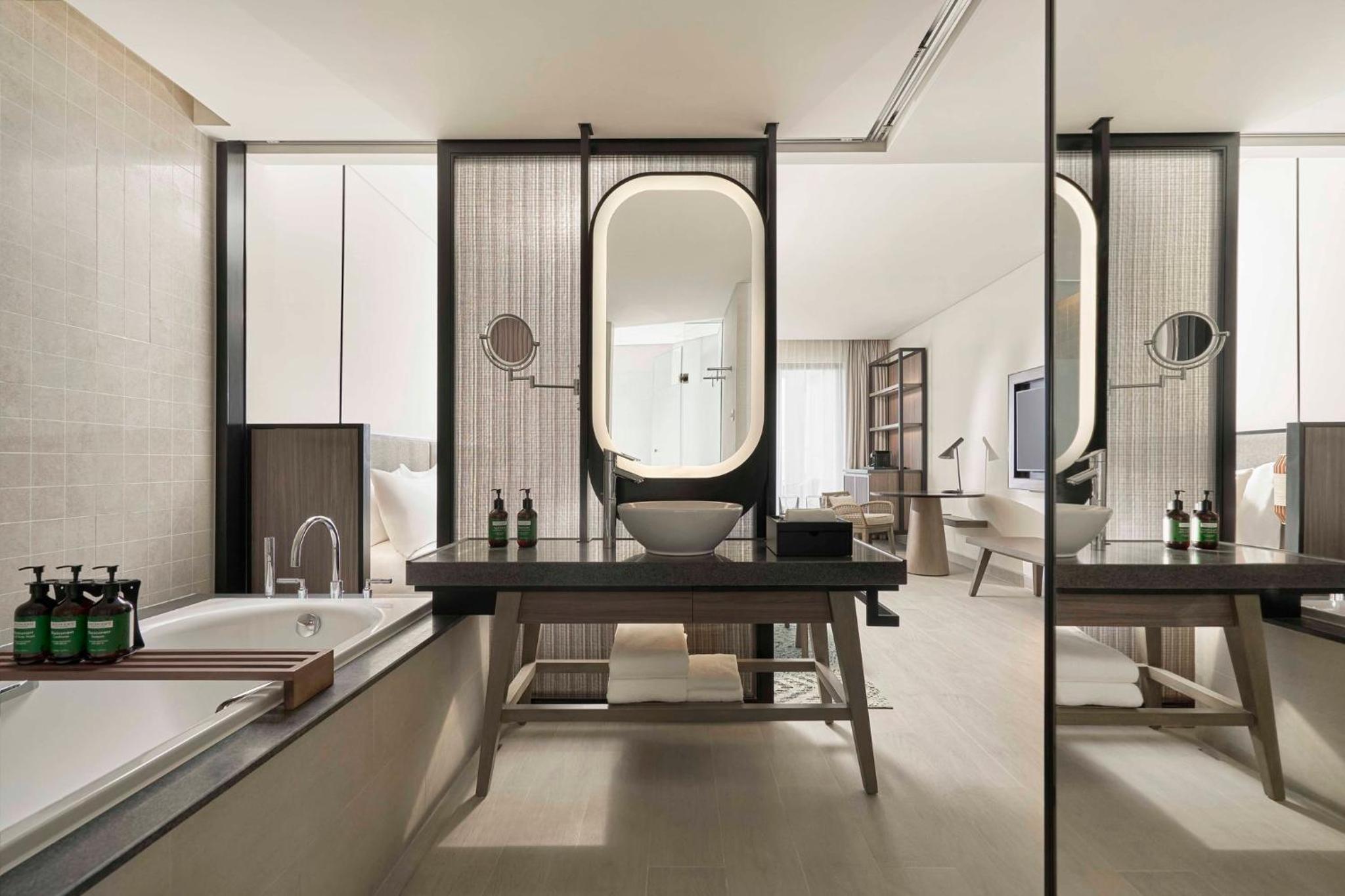 Premium King Room - Photo 5