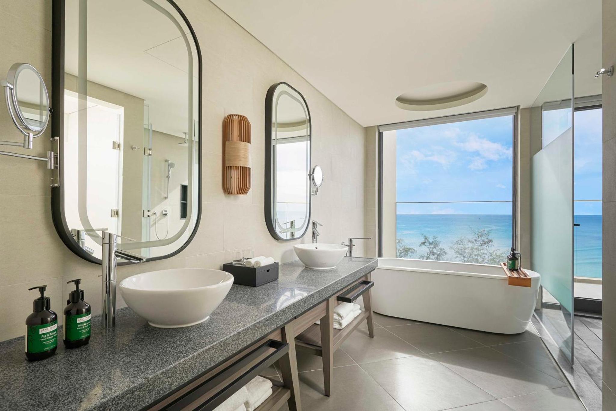 One-Bedroom Suite with Ocean View - Photo 8