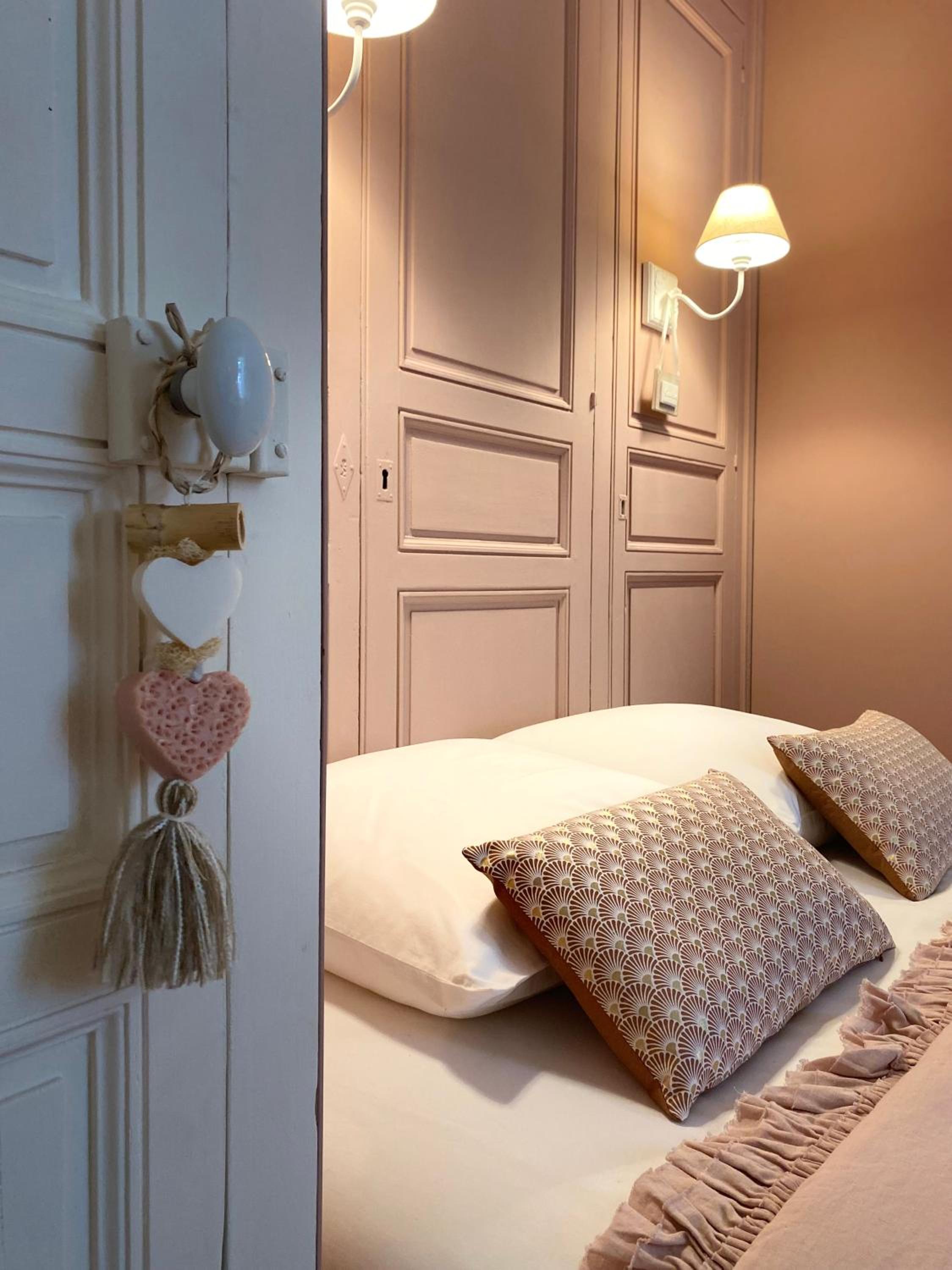 Deluxe Double Room - Photo 9