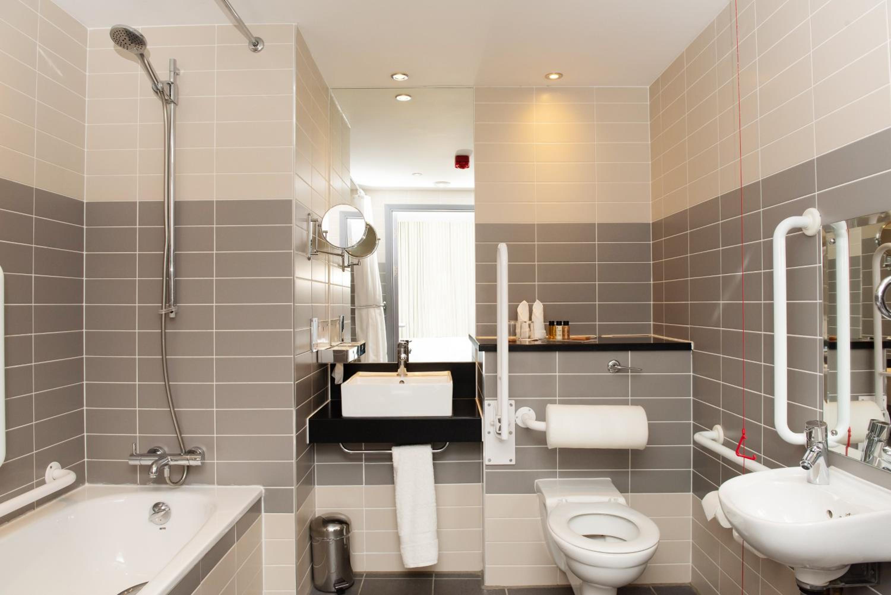 Standard Queen Room - Disability Access - Photo 4
