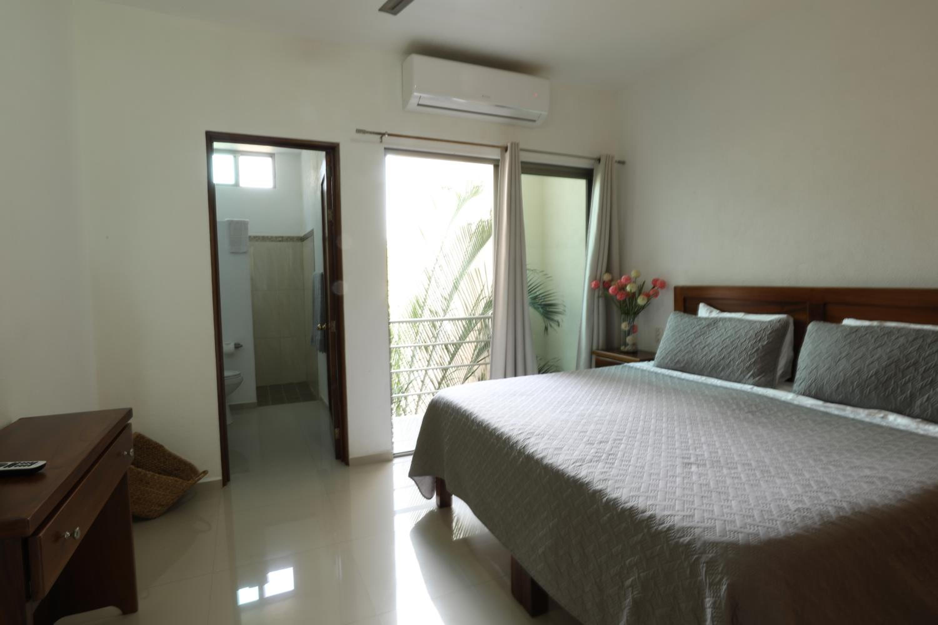 One-Bedroom Apartment photo 1