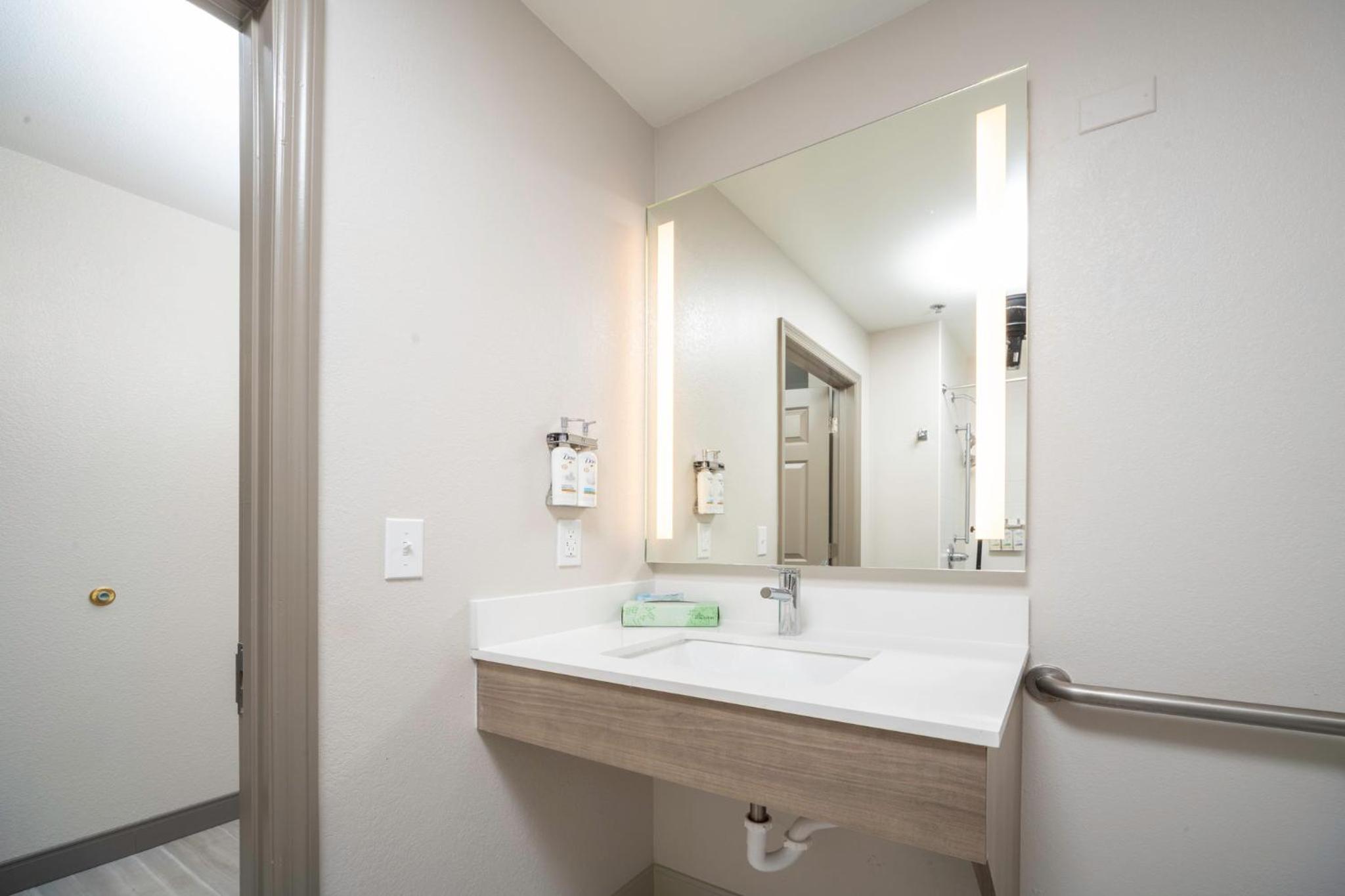 King Room - Mobility Access/Hearing Accessible - Photo 2