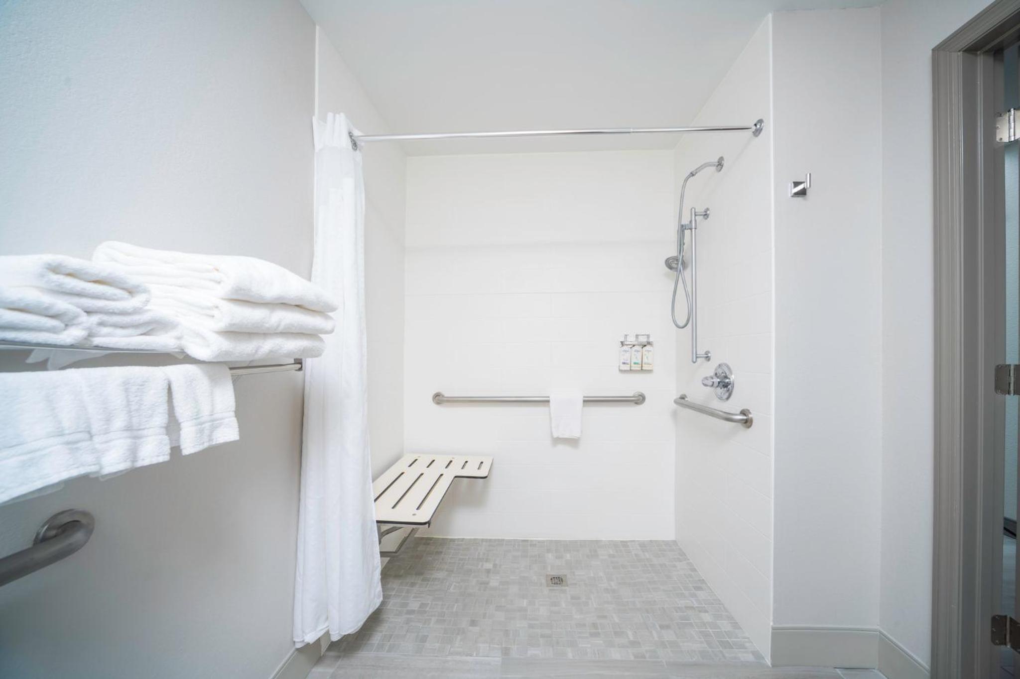 King Room with Hearing Accessible Roll In Shower - Non-Smoking - Photo 3