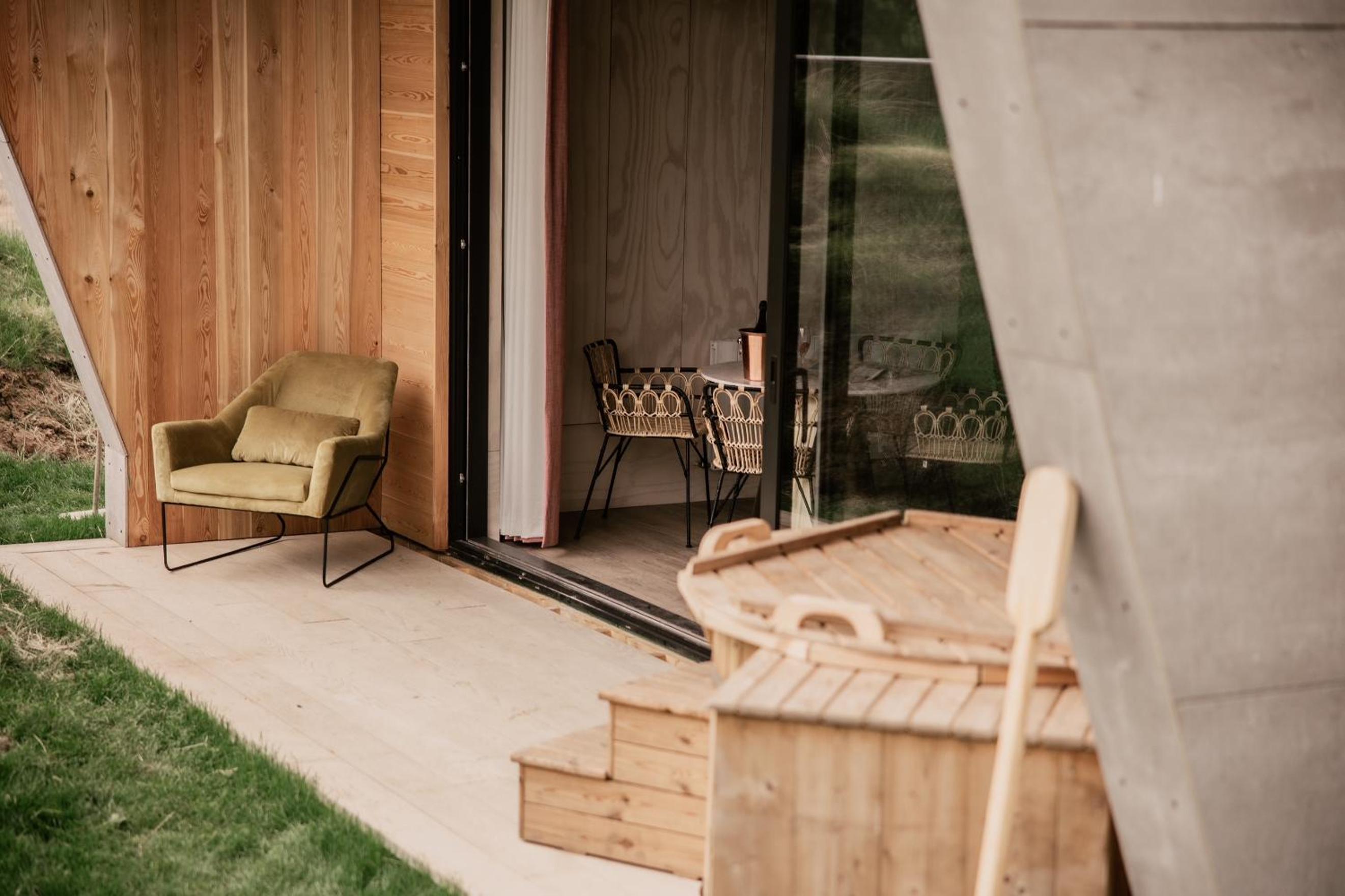 Detached Double Garden Room with Hot Tub - Photo 2