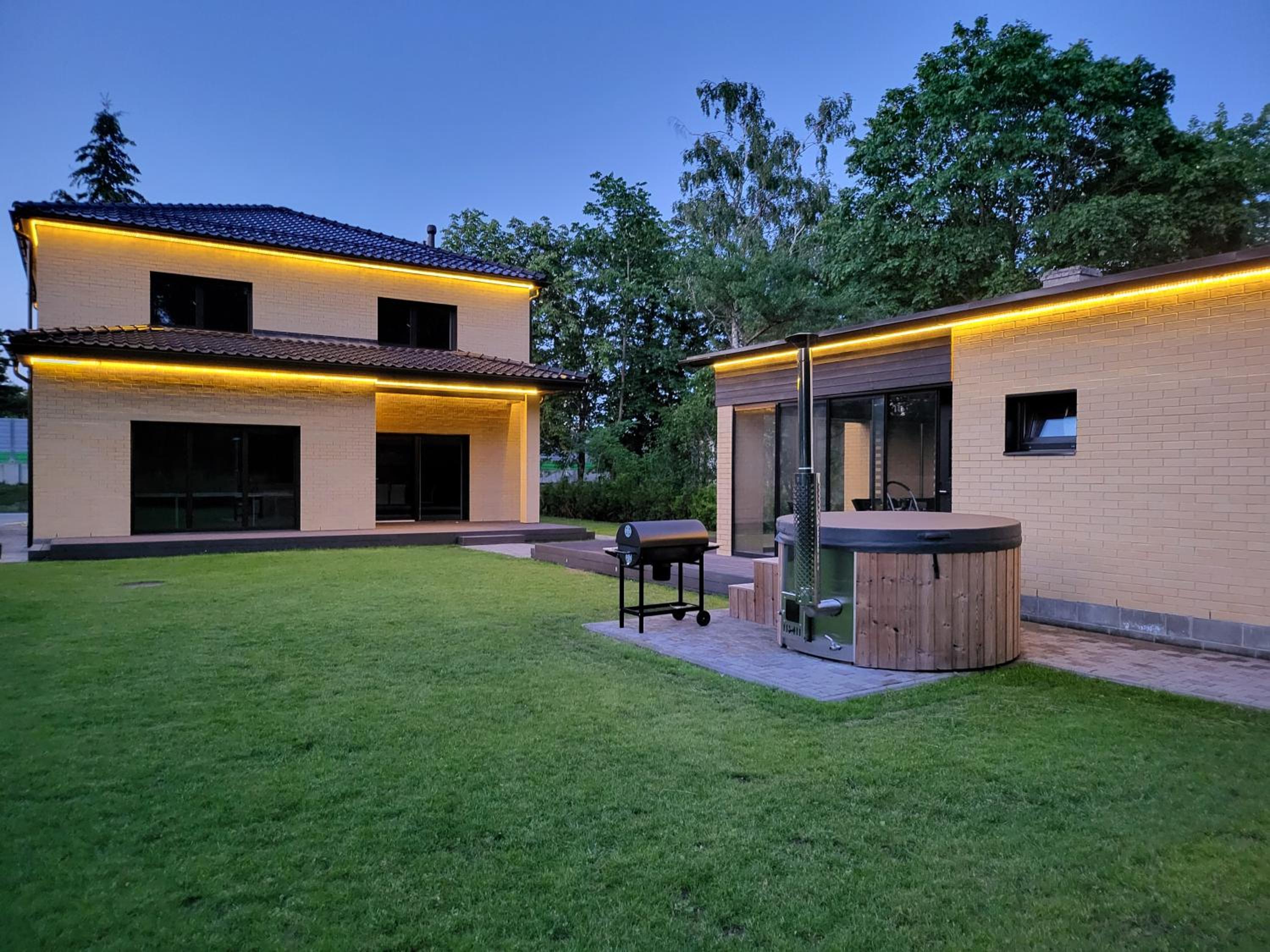 Five-Bedroom House photo 1