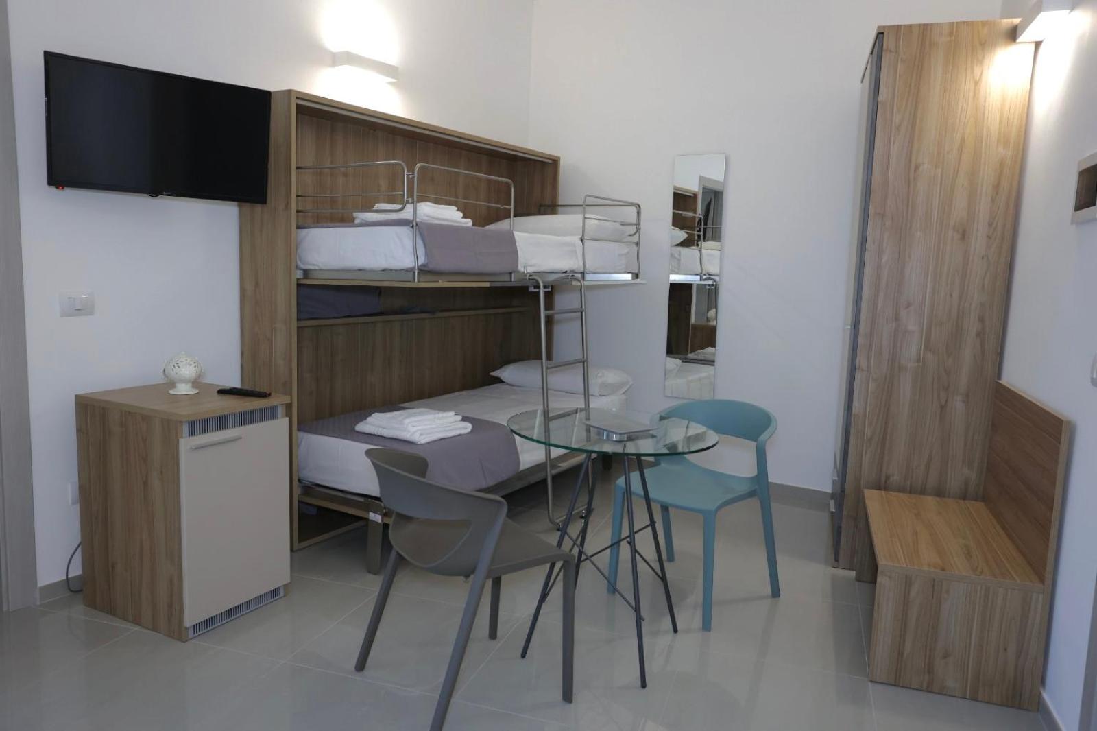 Quadruple Room with Private Bathroom - Photo 2
