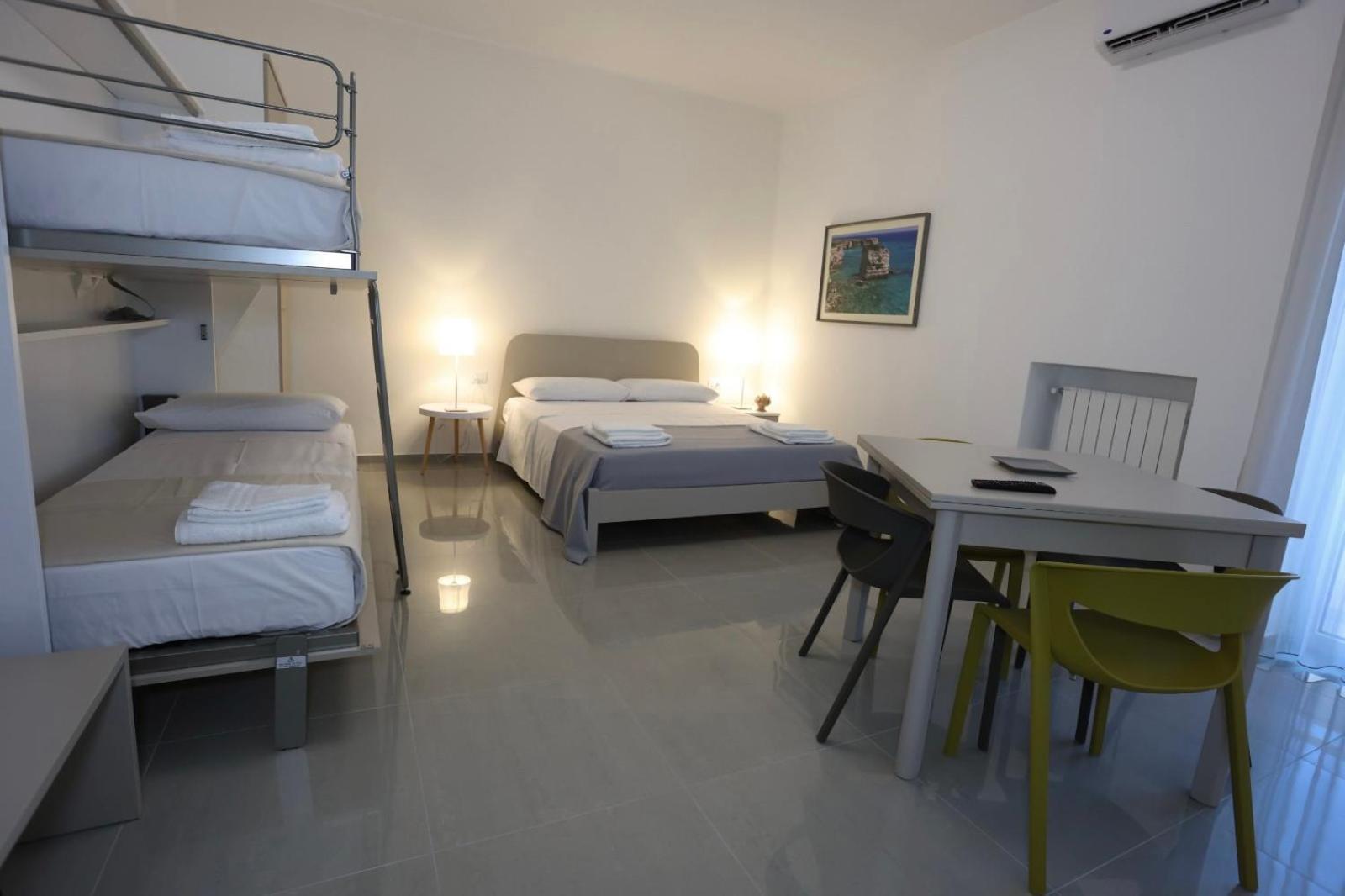 Quadruple Room with Private Bathroom - Photo 6