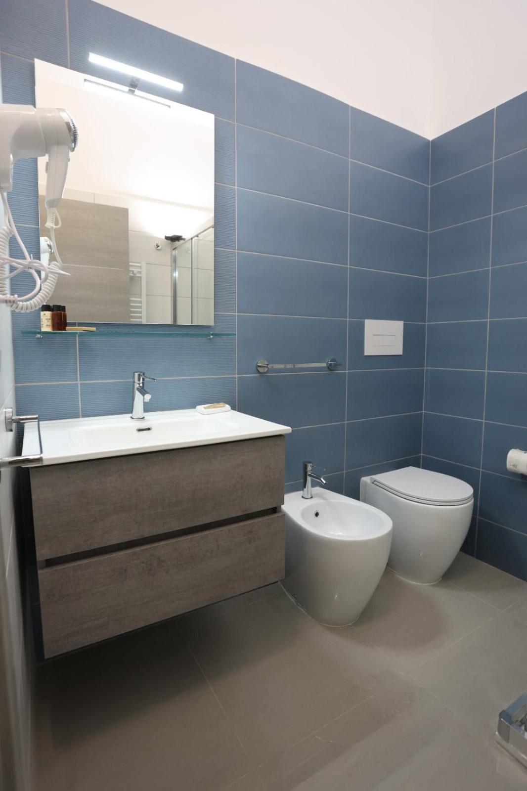 Quadruple Room with Private Bathroom - Photo 8
