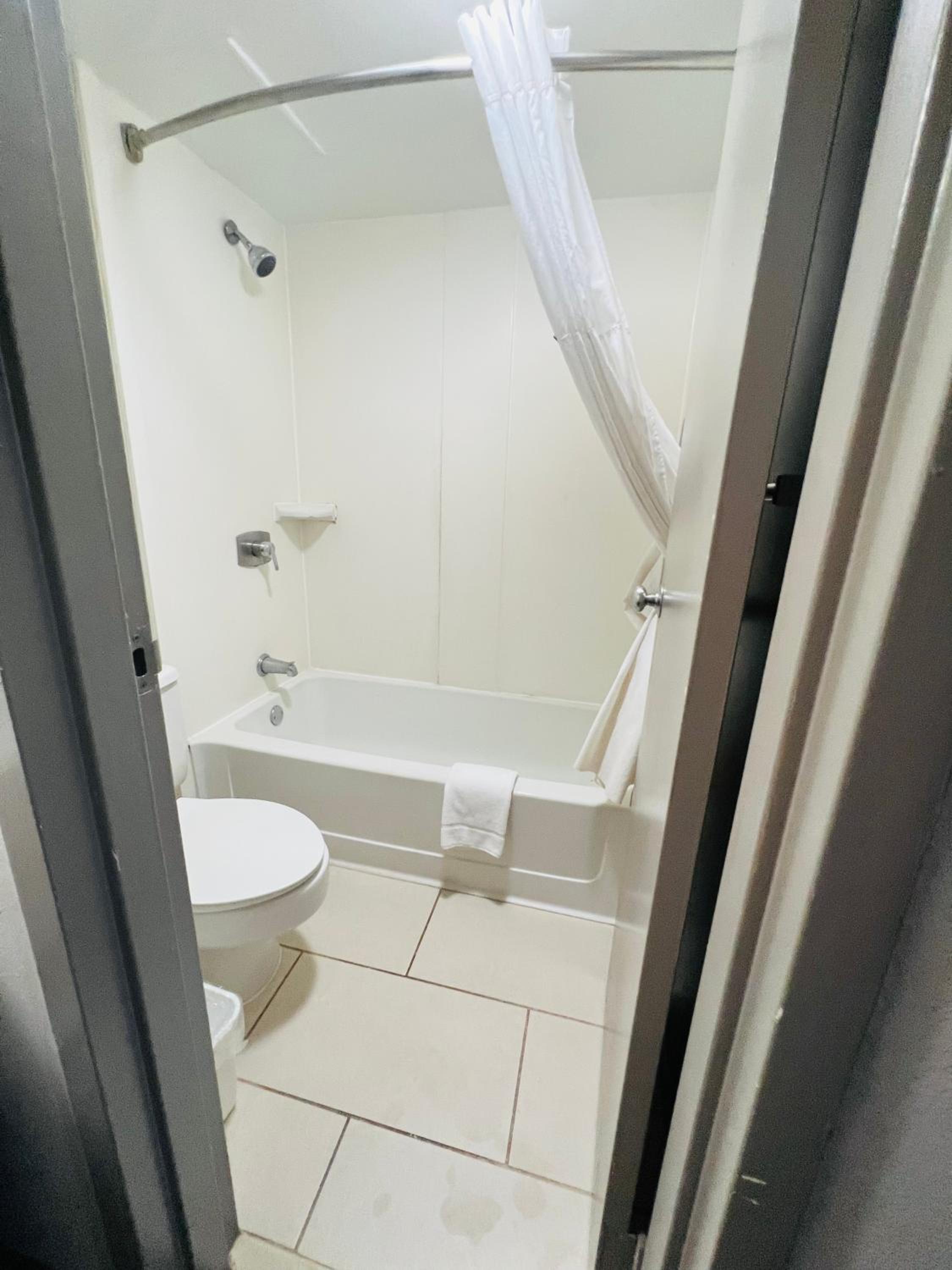 Double Room with Two Double Beds - Non-Smoking - Photo 3