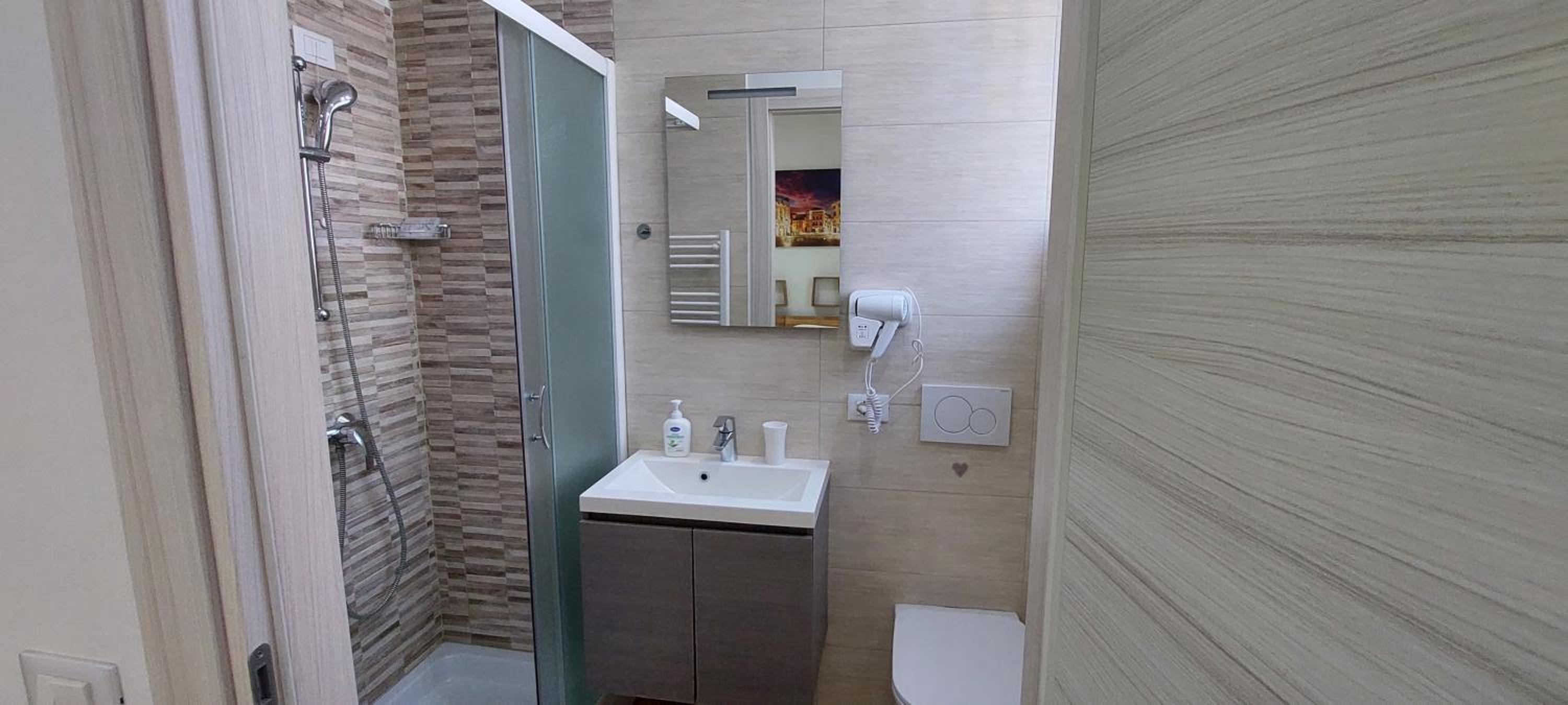 Double or Twin Room with Private Bathroom - Photo 3