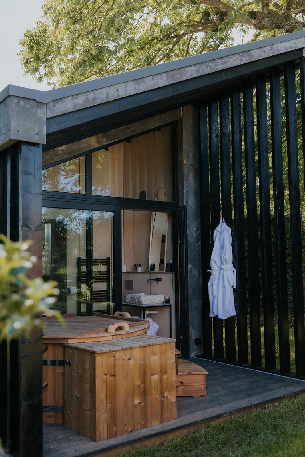 Detached Double Garden Room with Hot Tub - Photo 9