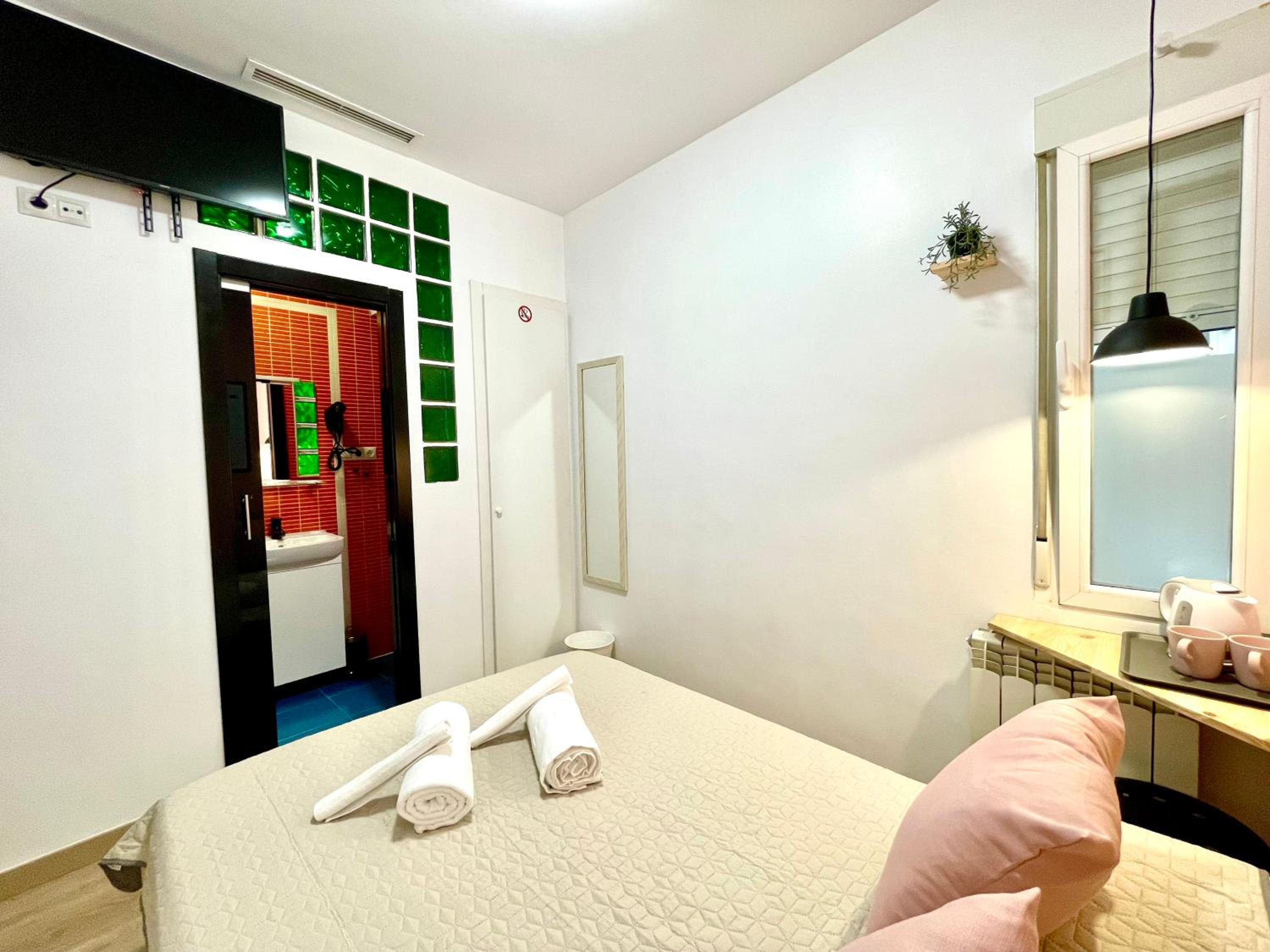 Small Double Room - Photo 5