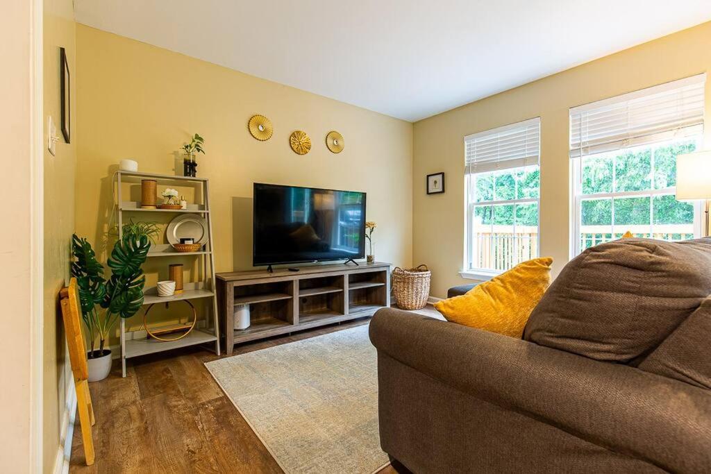 Three-Bedroom House photo 3