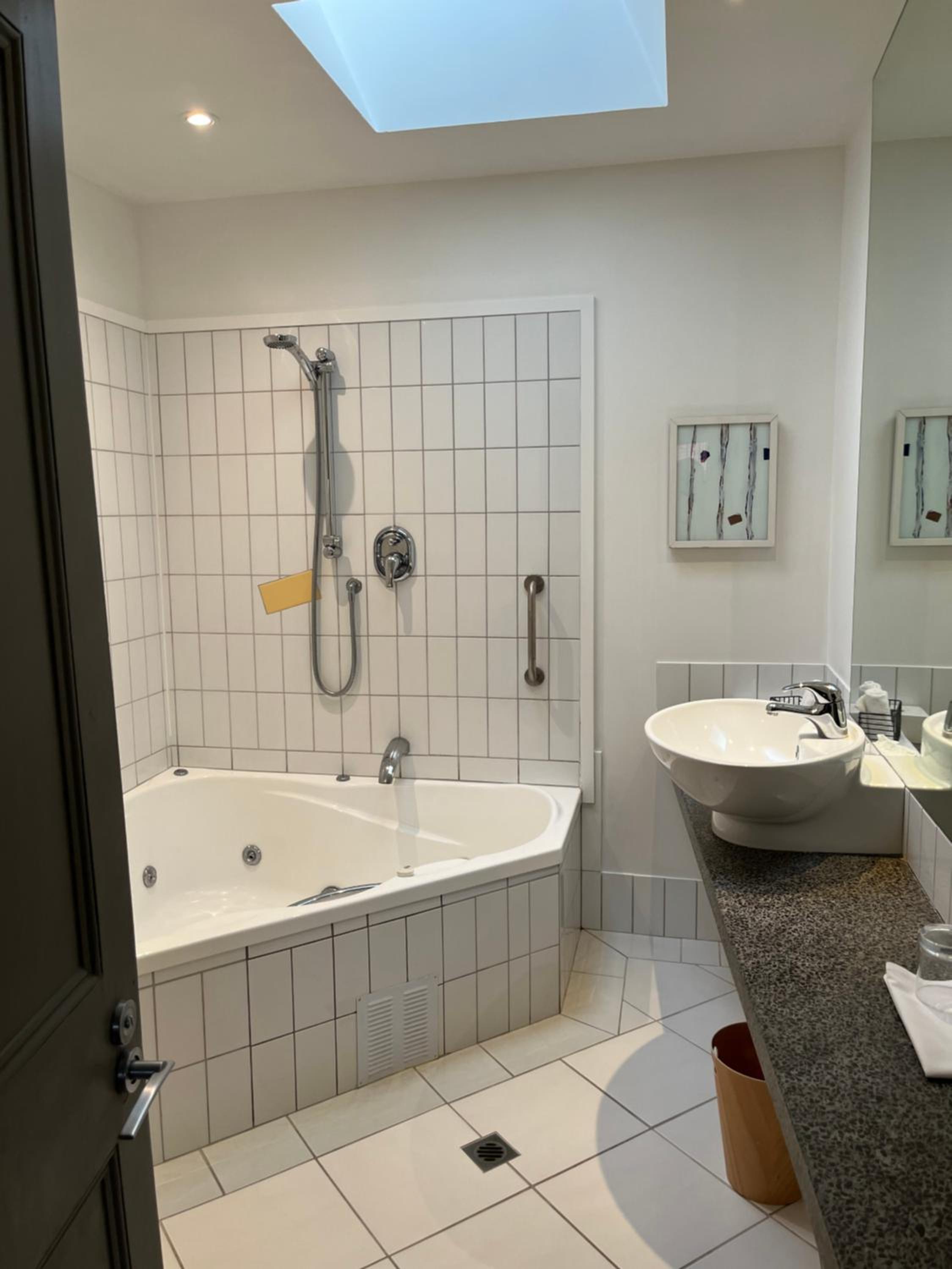 Executive Double Room thumbnail 6