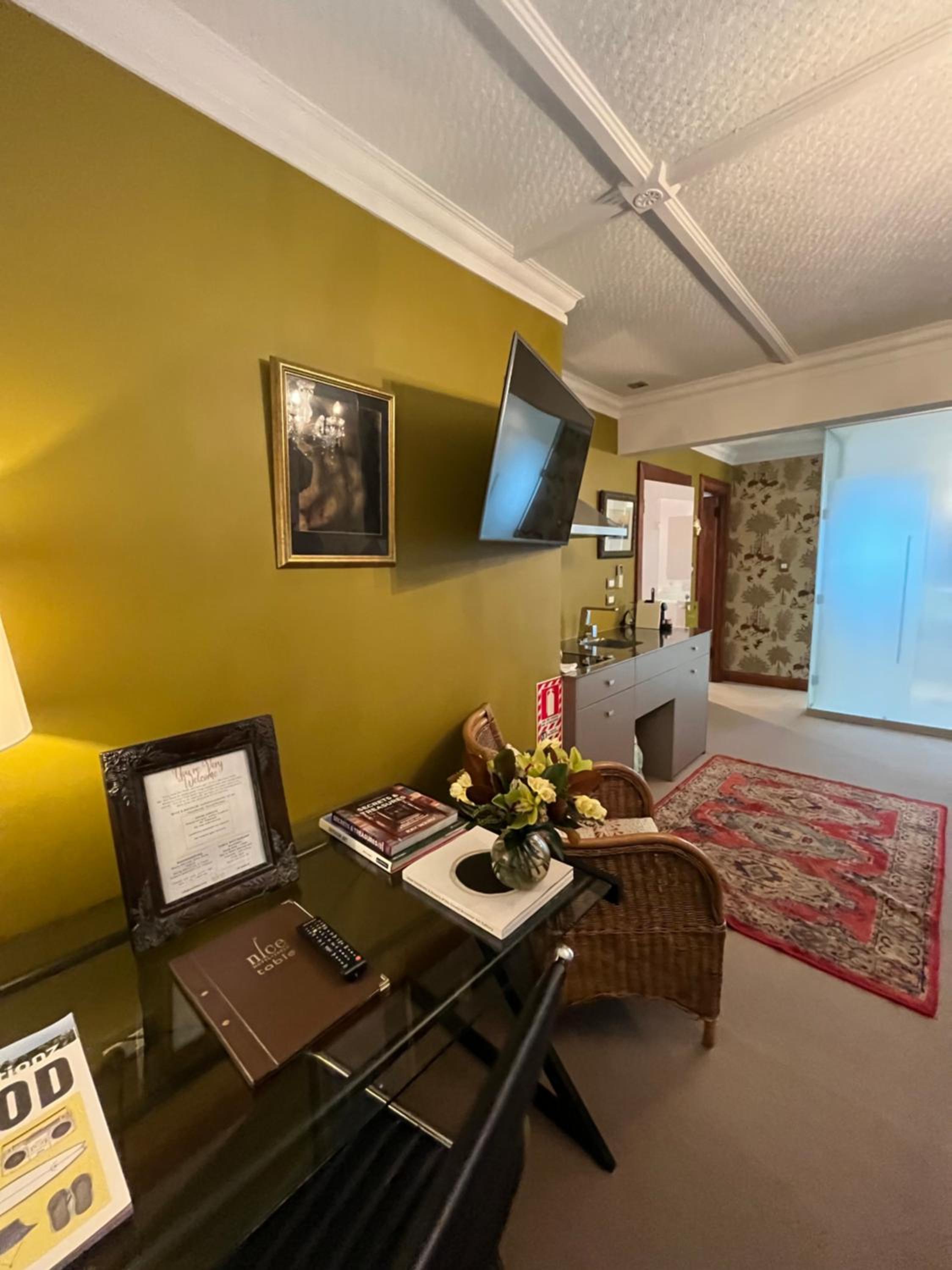 Executive One Bedroom Unit thumbnail 5