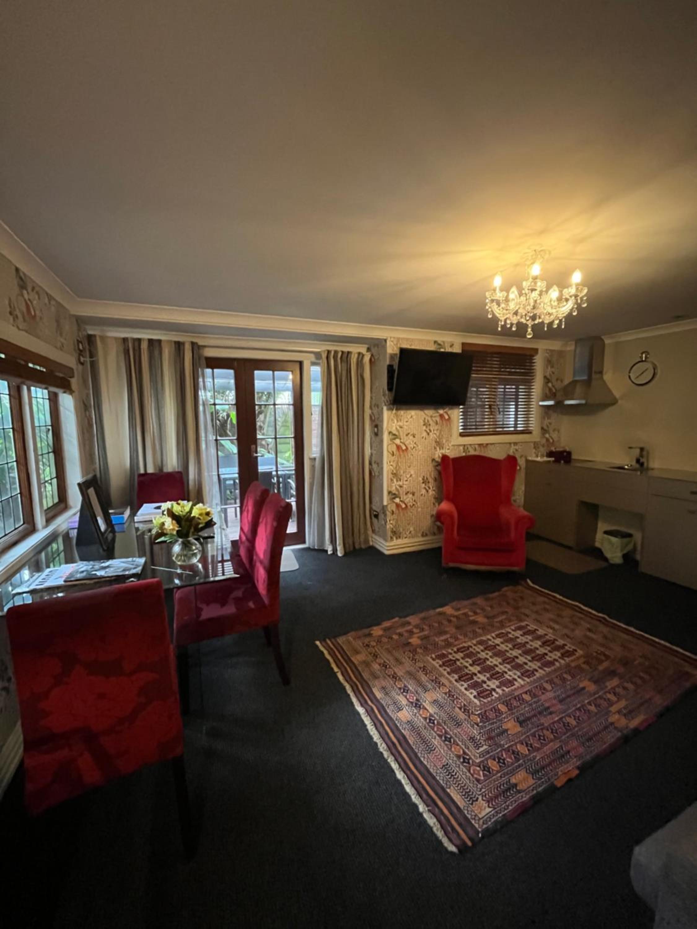 Executive One Bedroom Unit thumbnail 6