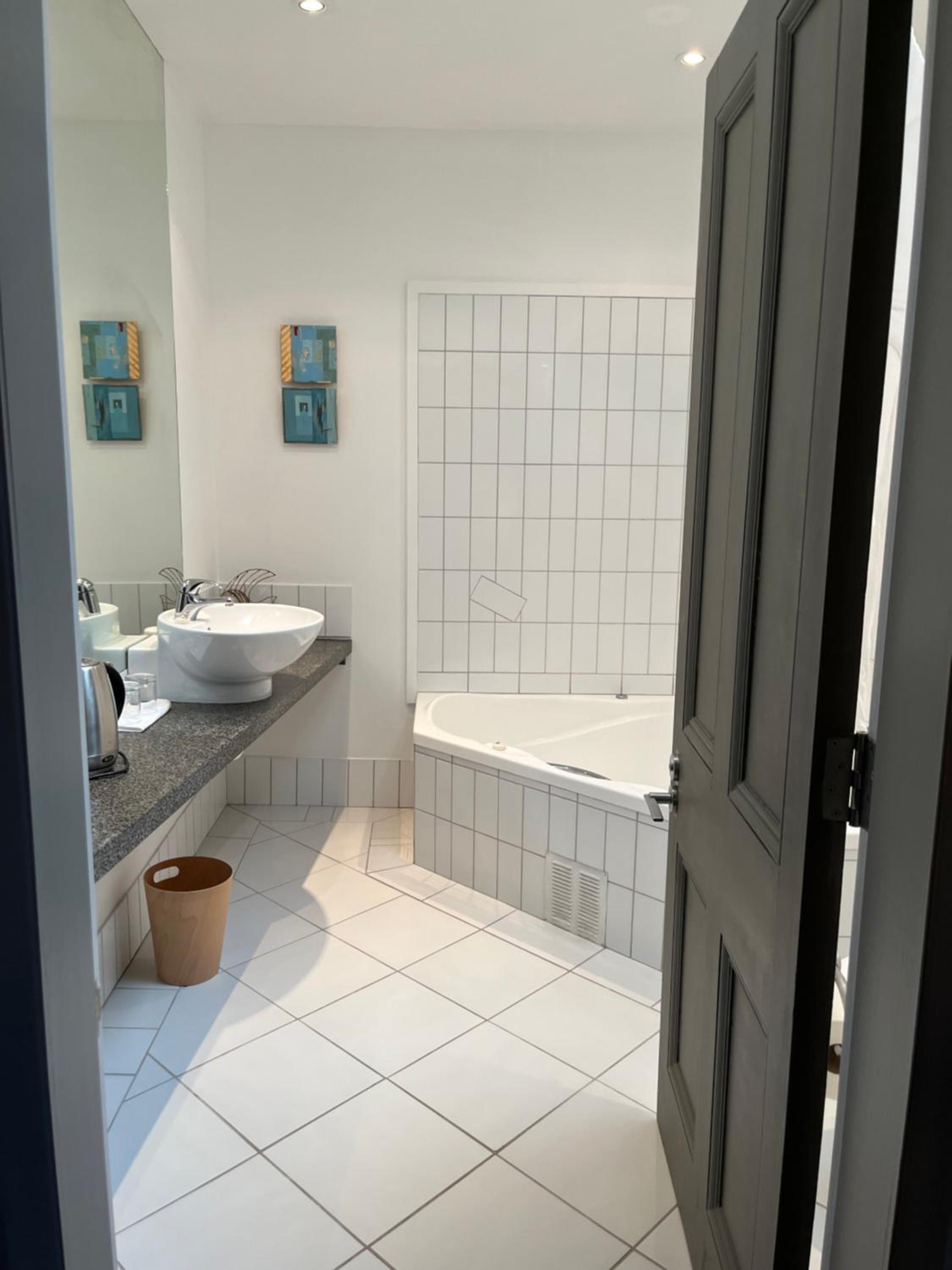 Superior Double Room thumbnail 5
