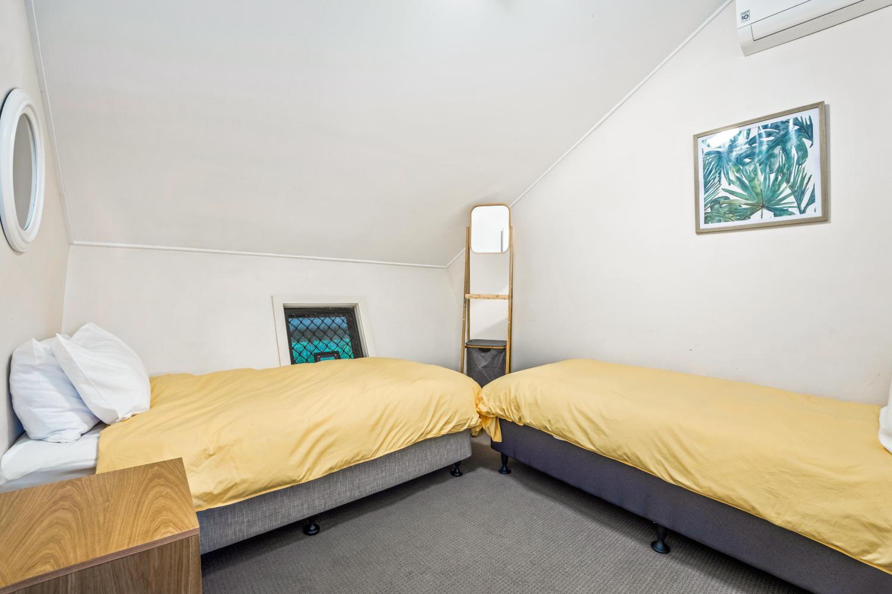 Five-Bedroom House photo 1