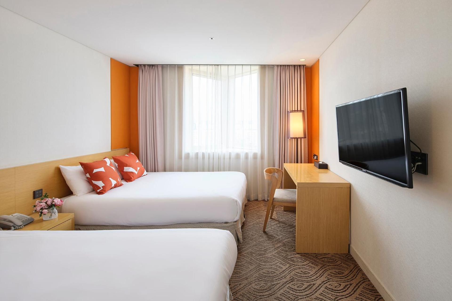 Superior Queen Room with Two Queen Beds photo 2