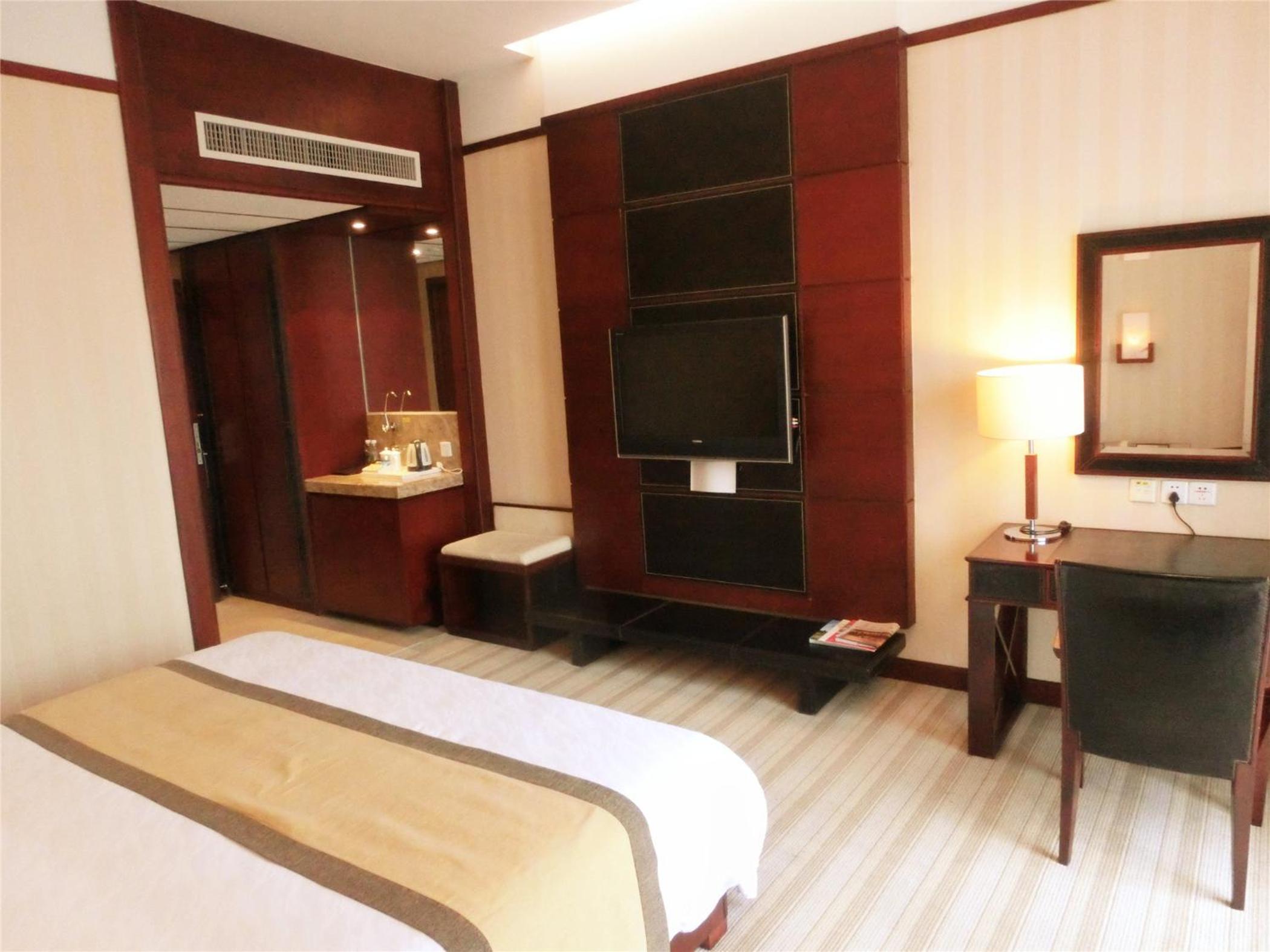 Standard Queen Room - Photo 7