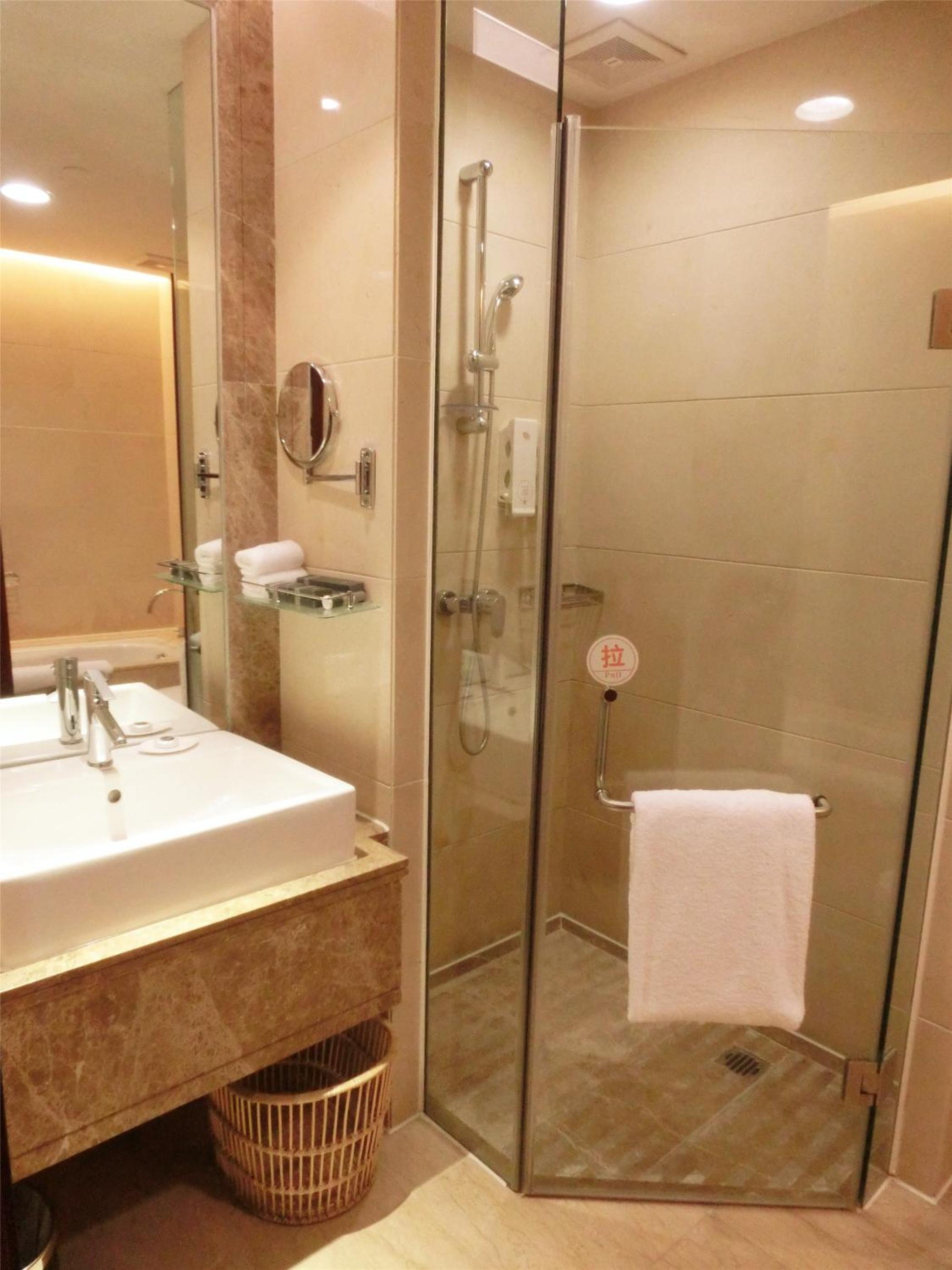 Standard Queen Room - Photo 6