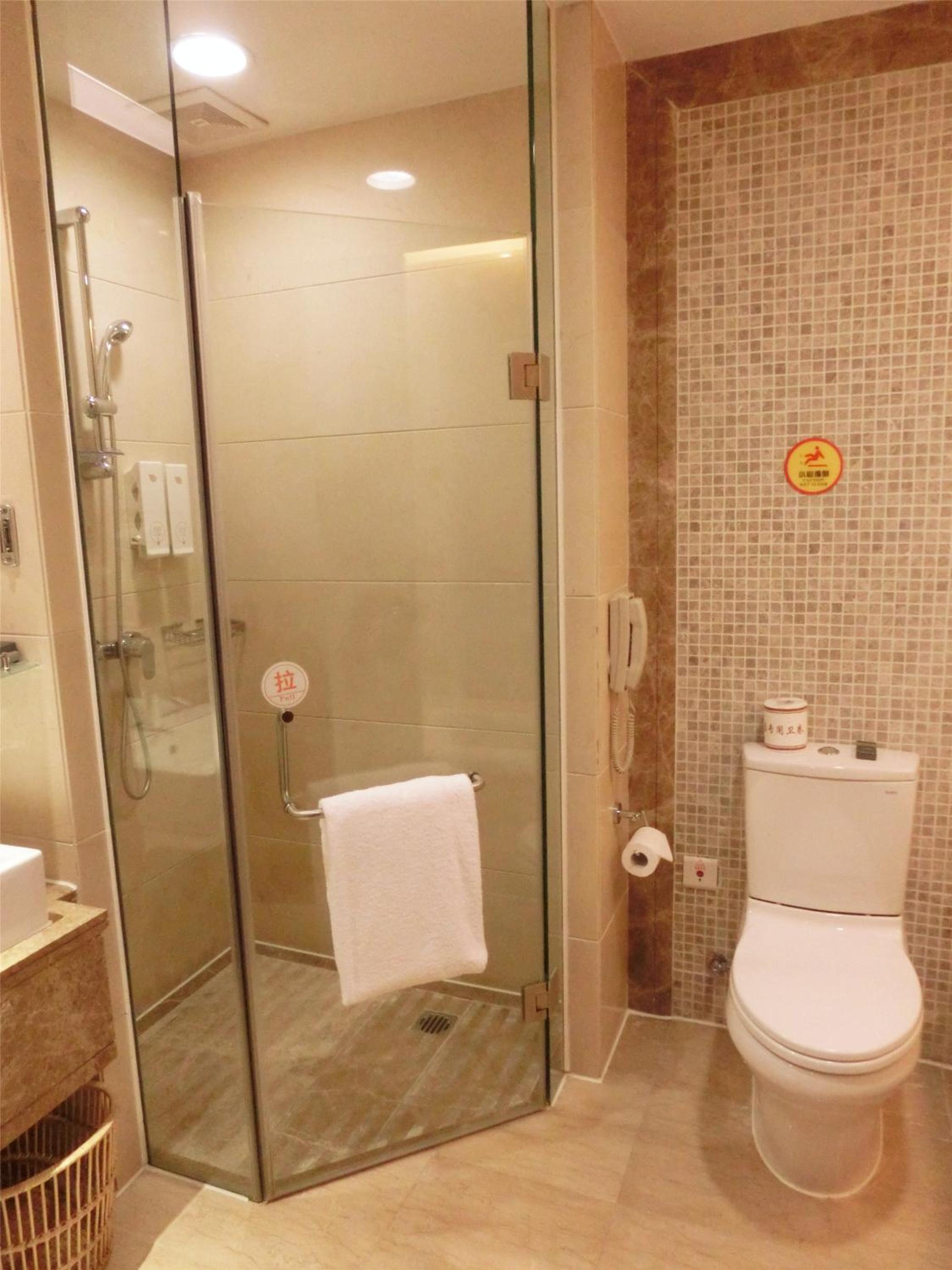 Standard Queen Room - Photo 8