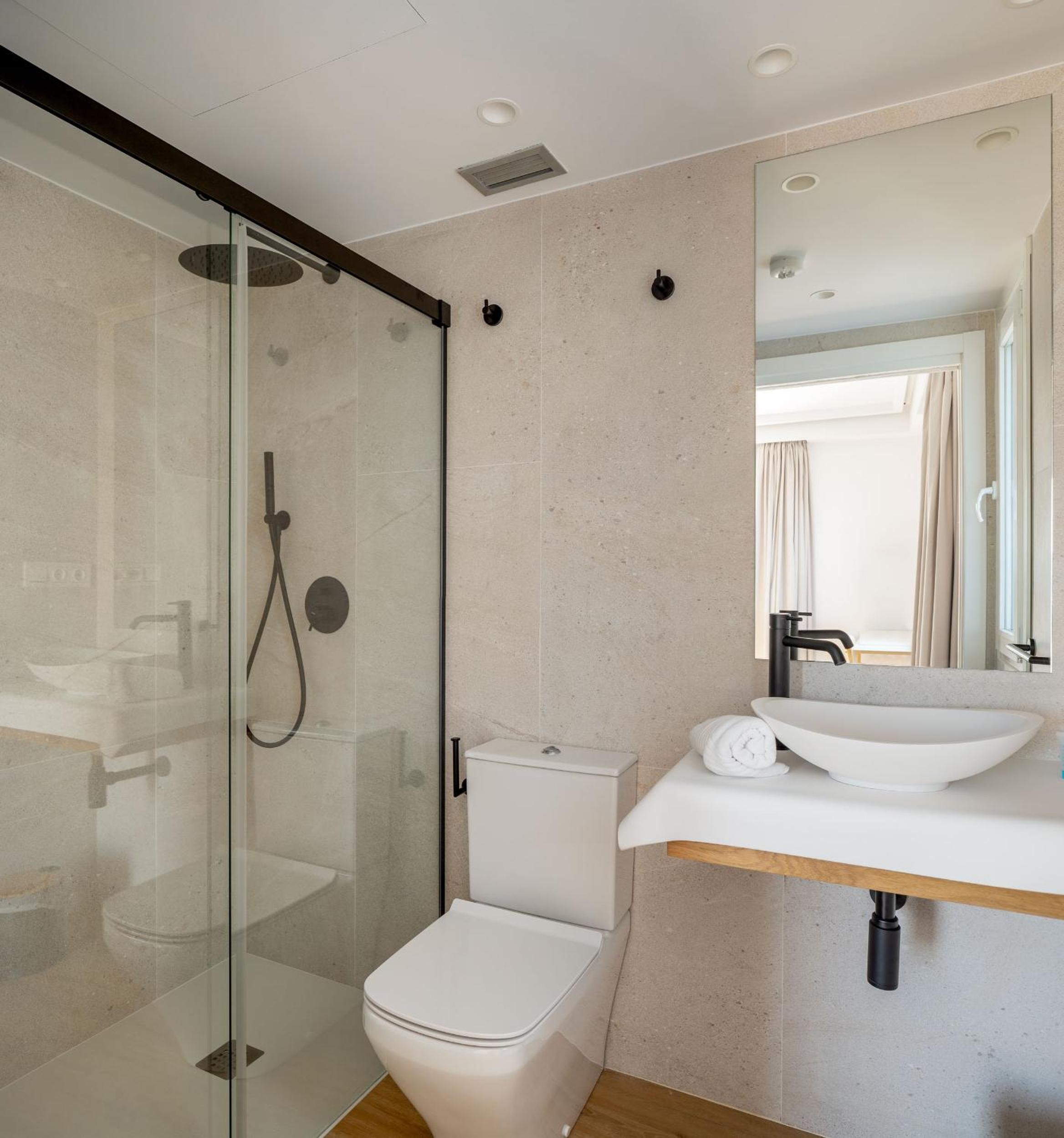 Double Room with Balcony and Sea View - Photo 4