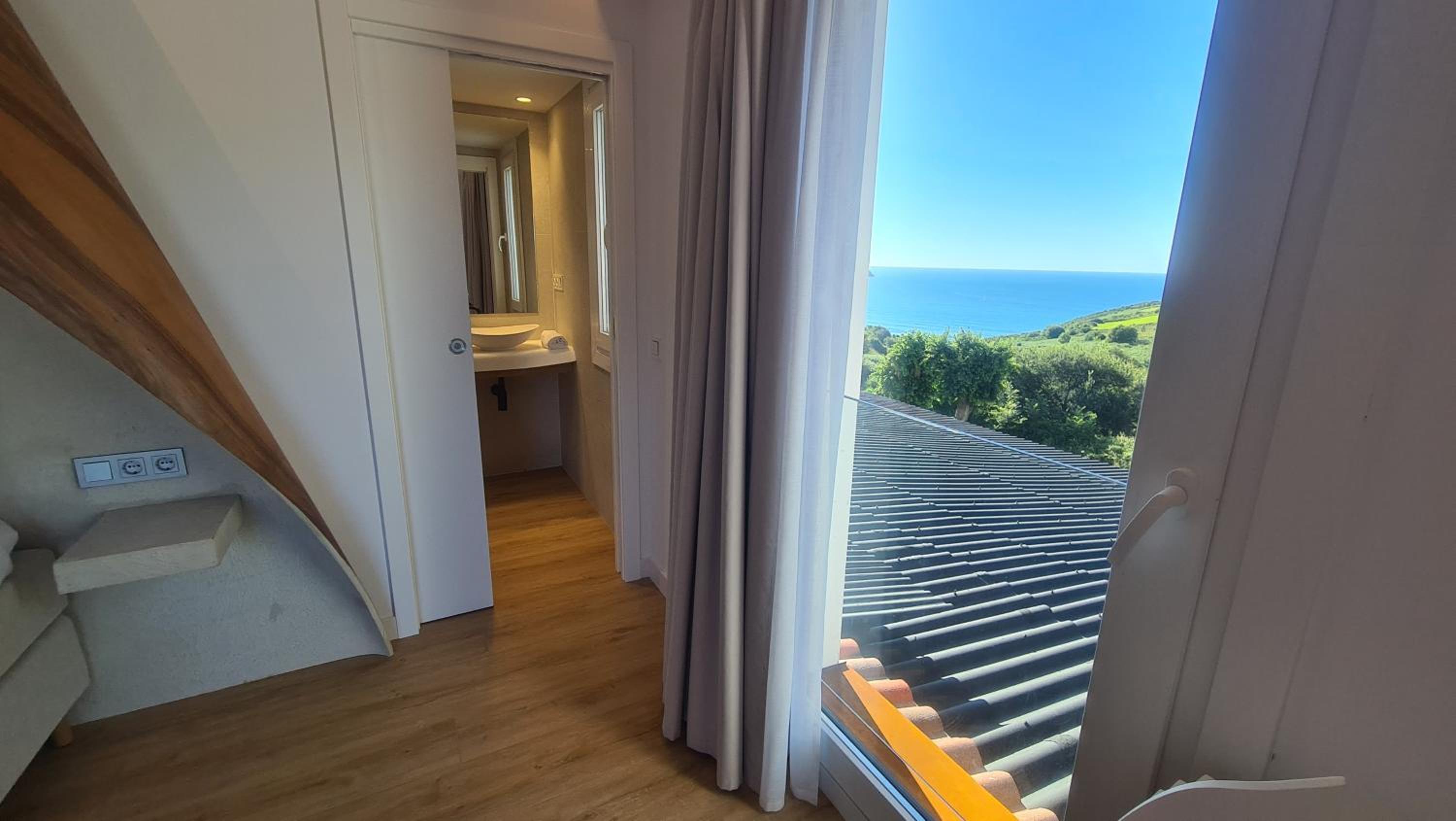 Double Room with Balcony and Sea View - Photo 3