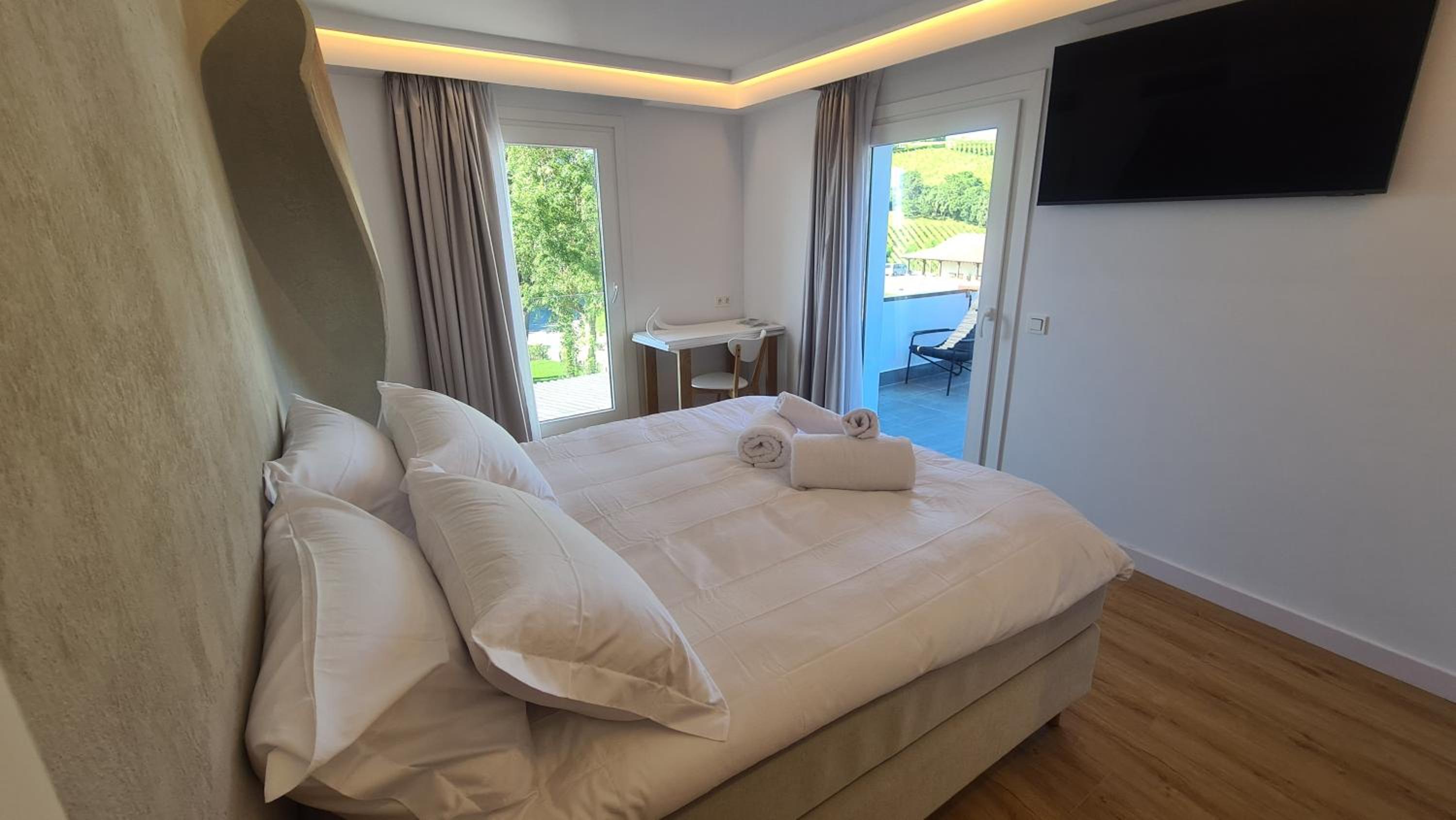 Double Room with Balcony and Sea View - Photo 1