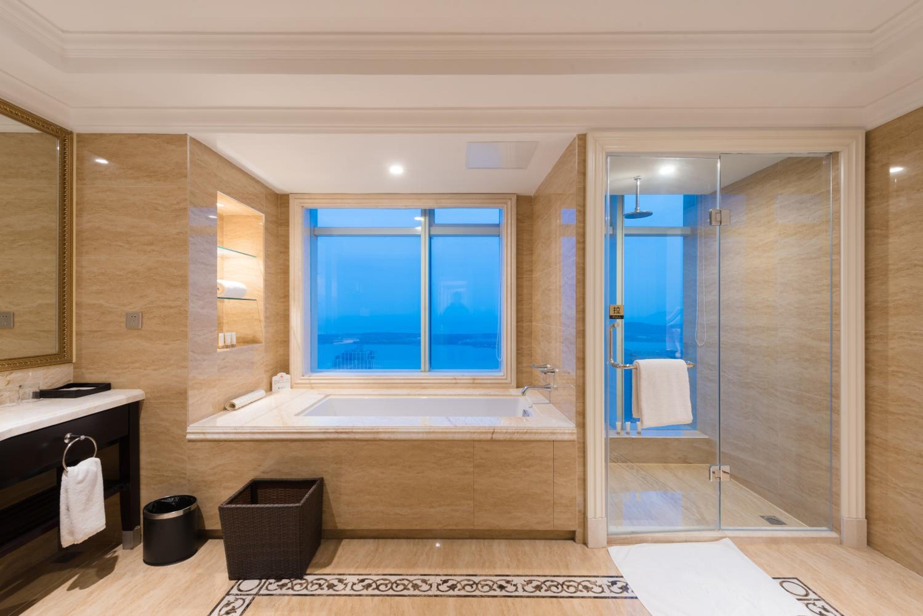 Deluxe Suite photo 2