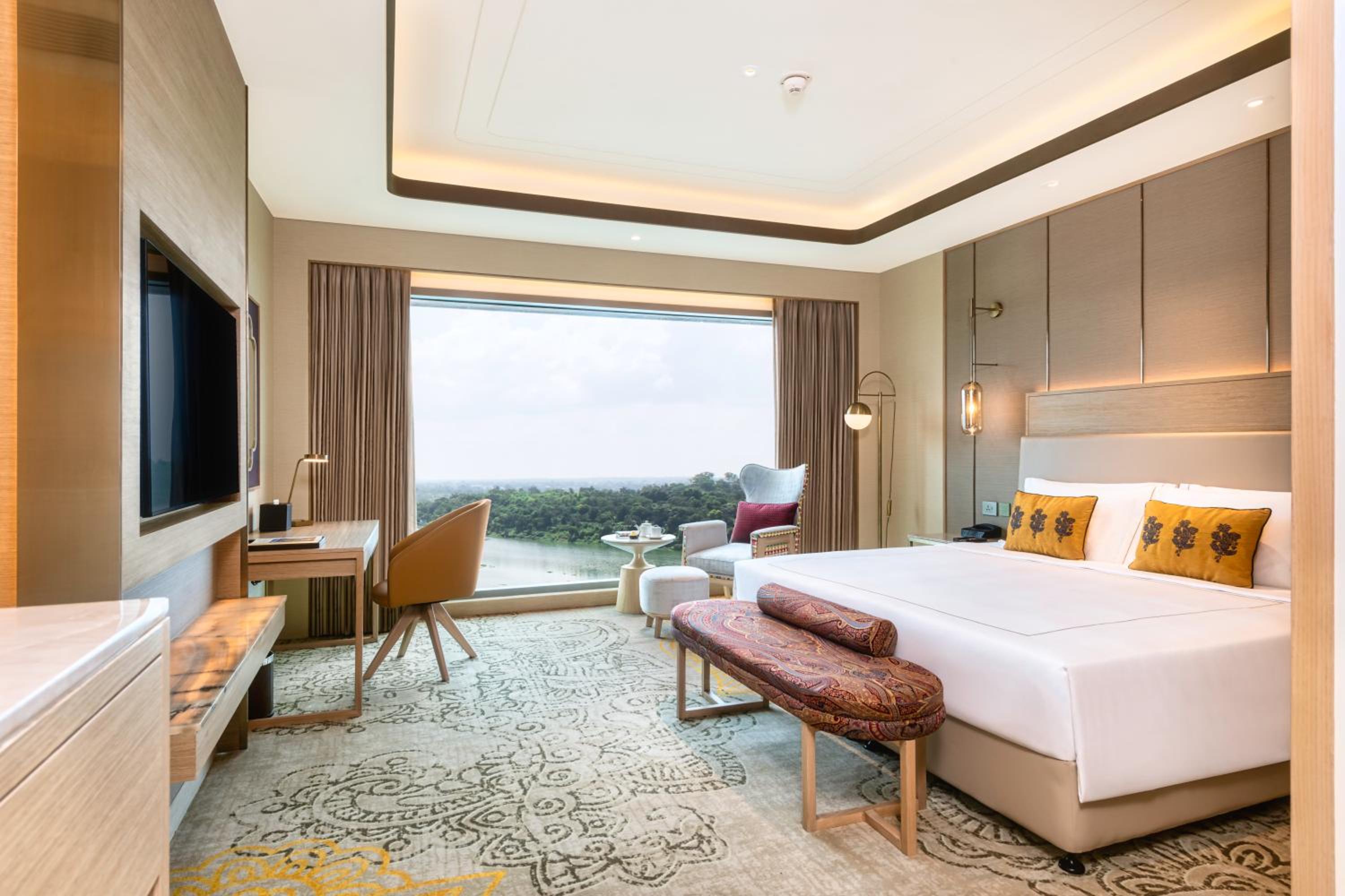 Deluxe Room Lake View King Bed photo 3