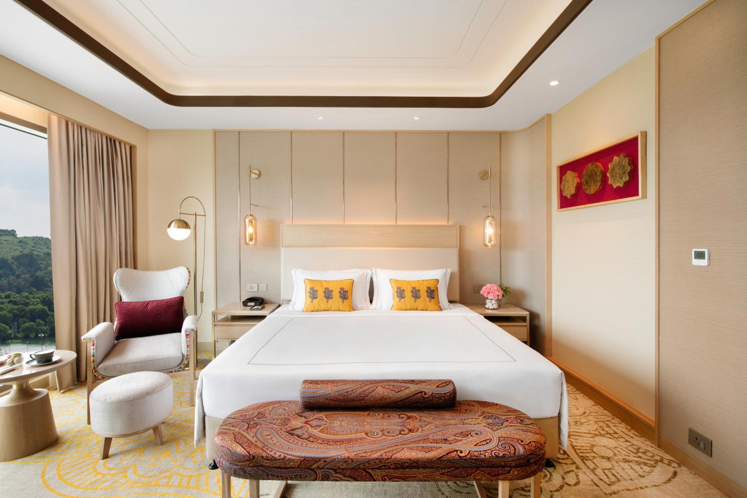 Luxury Room King Bed photo 1