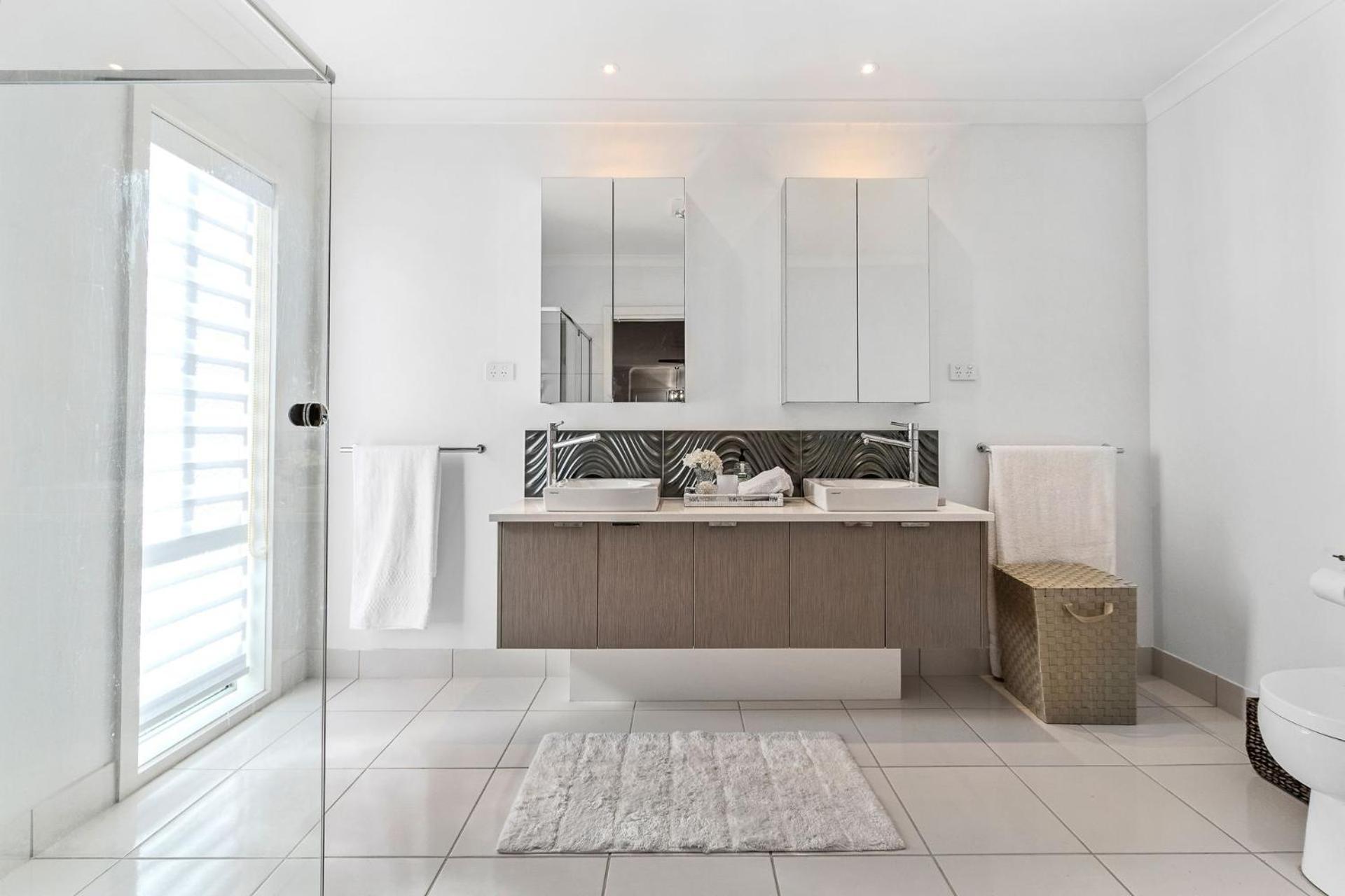 Five-Bedroom House photo 2