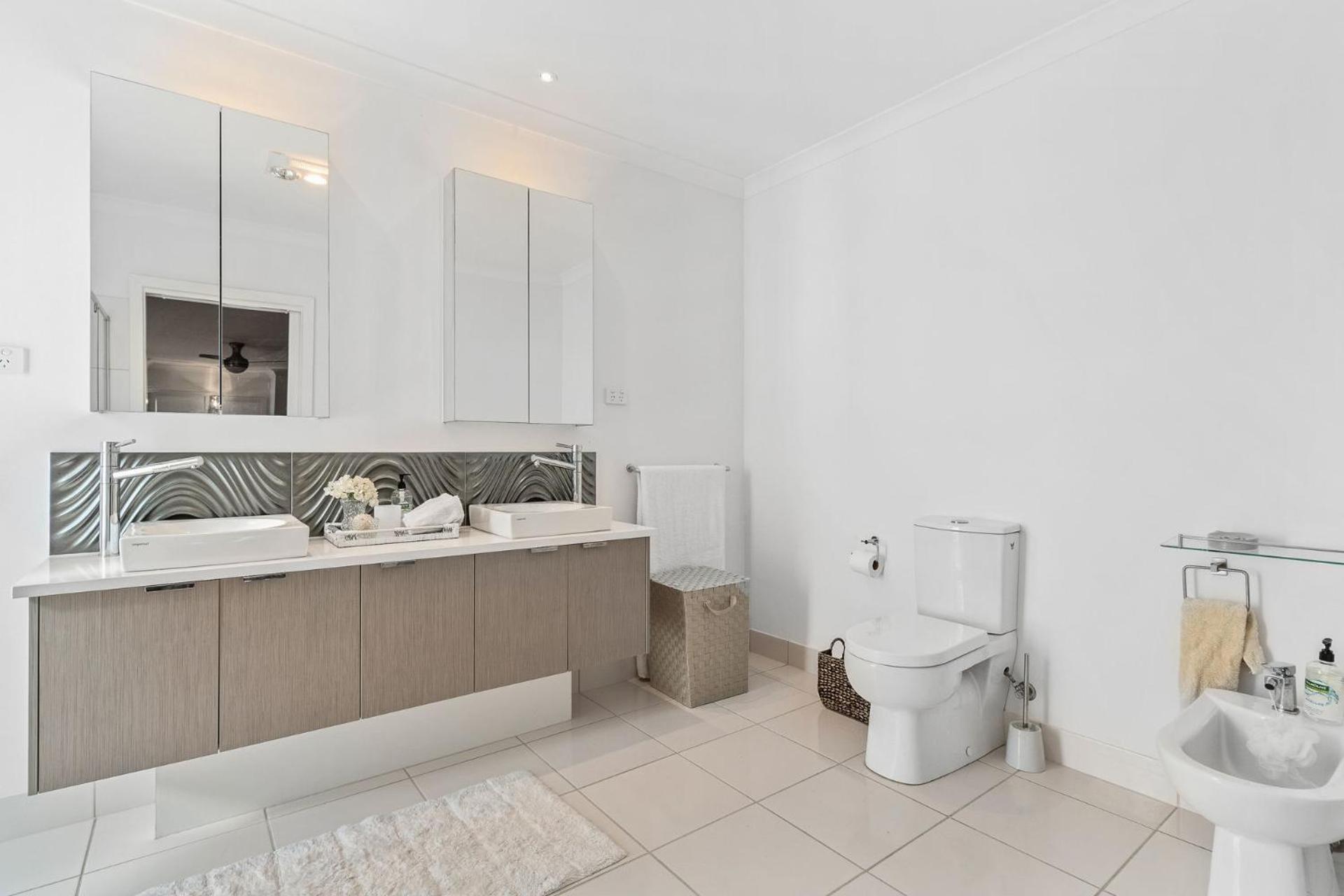 Five-Bedroom House photo 3