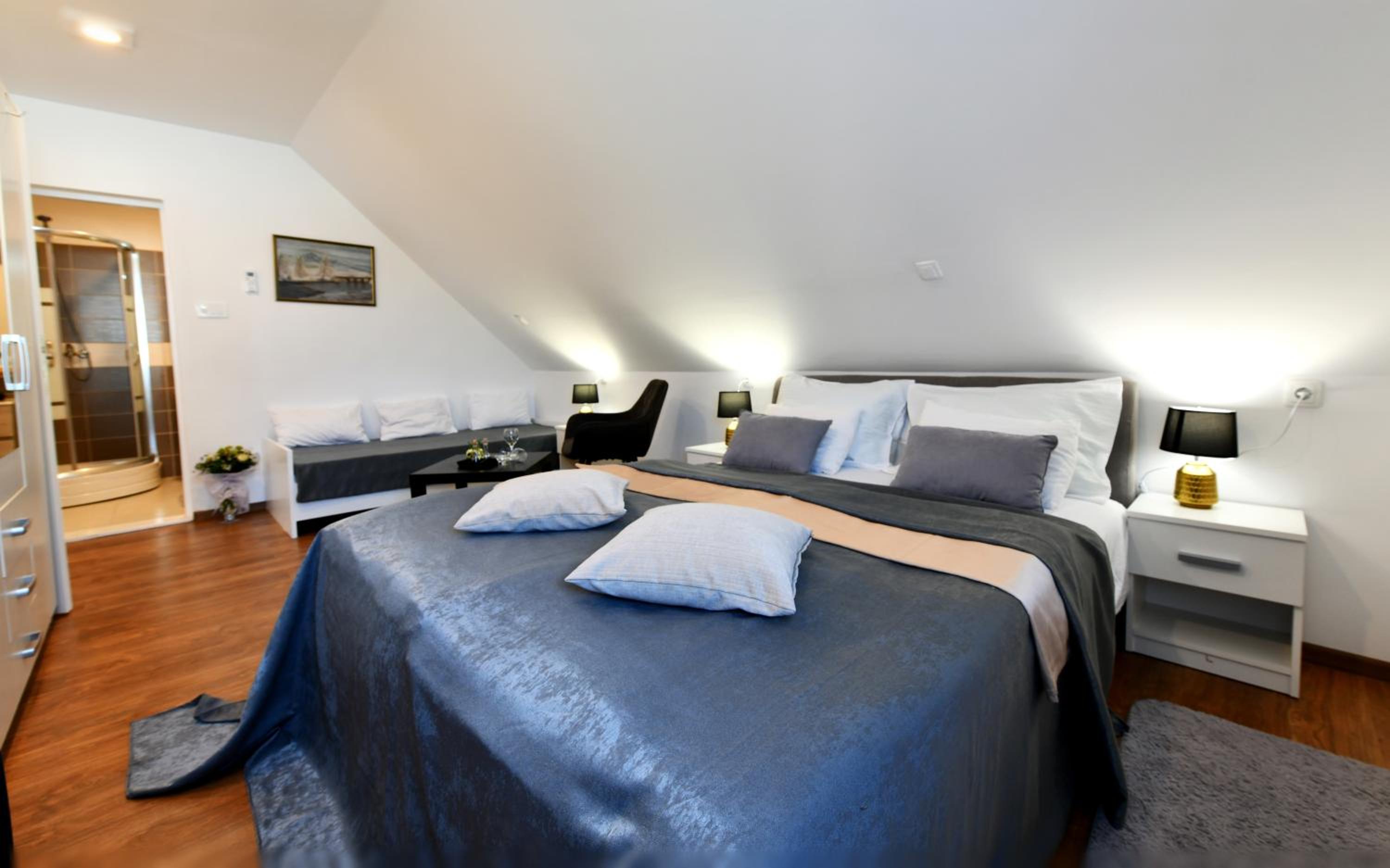 Superior King Room - Photo 10