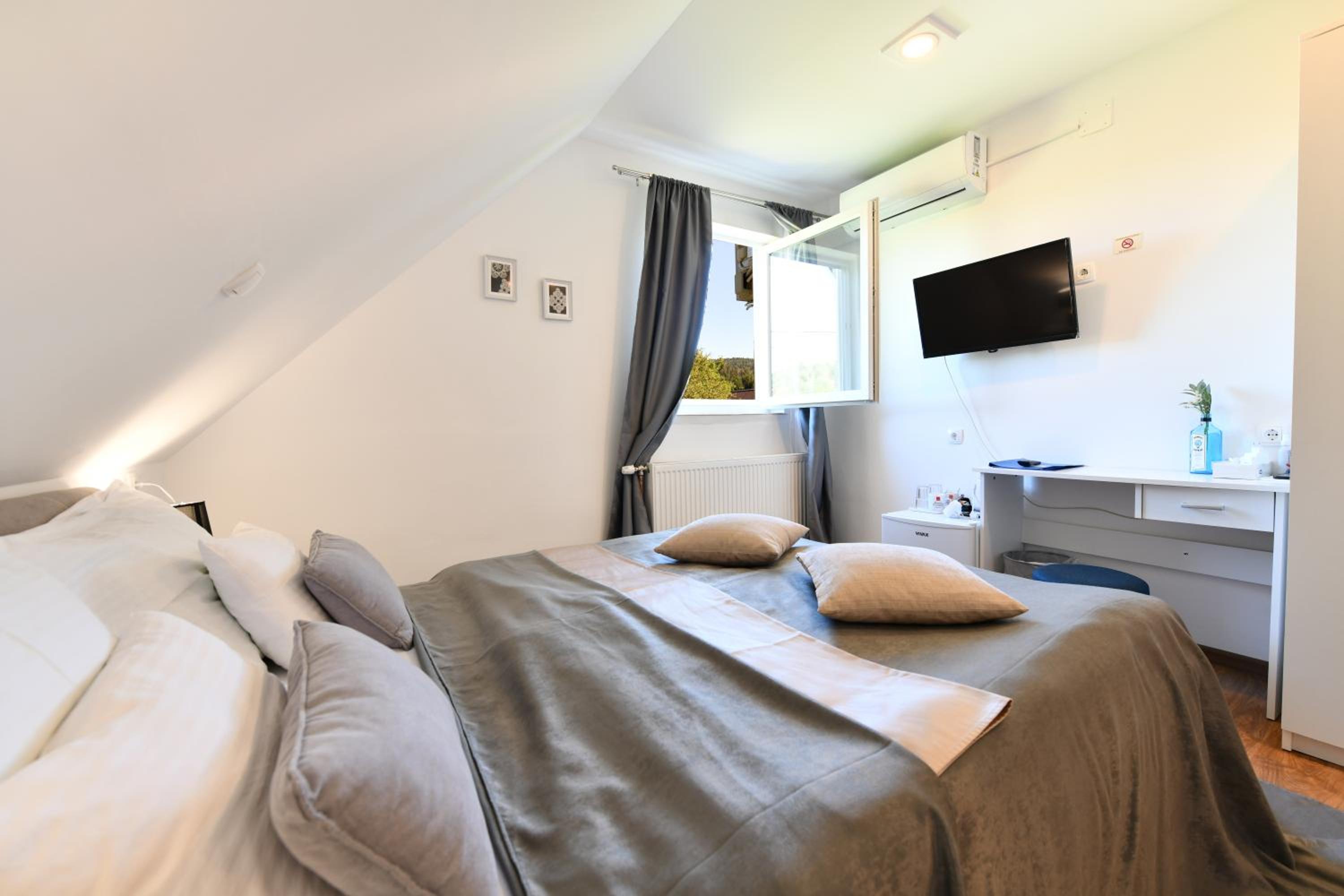 Superior King Room - Photo 7
