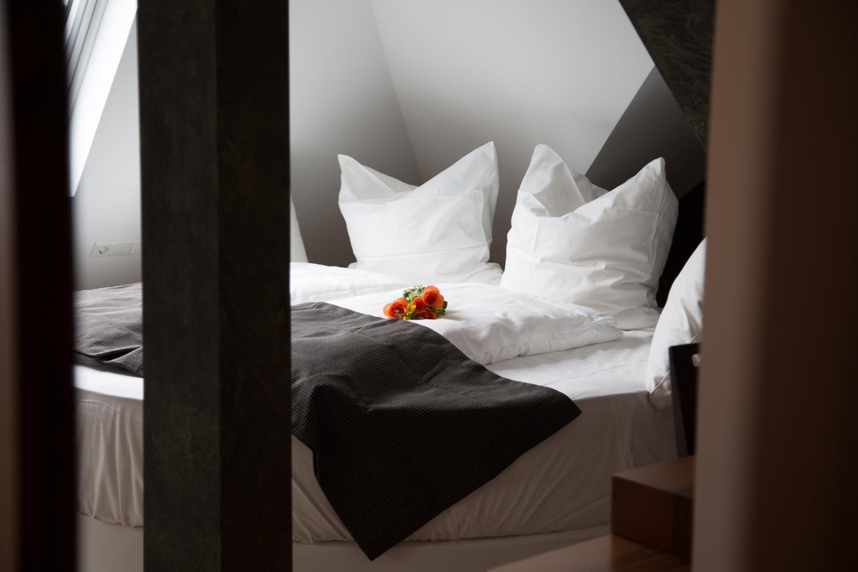 Deluxe Suite with Spa Bath - Photo 2
