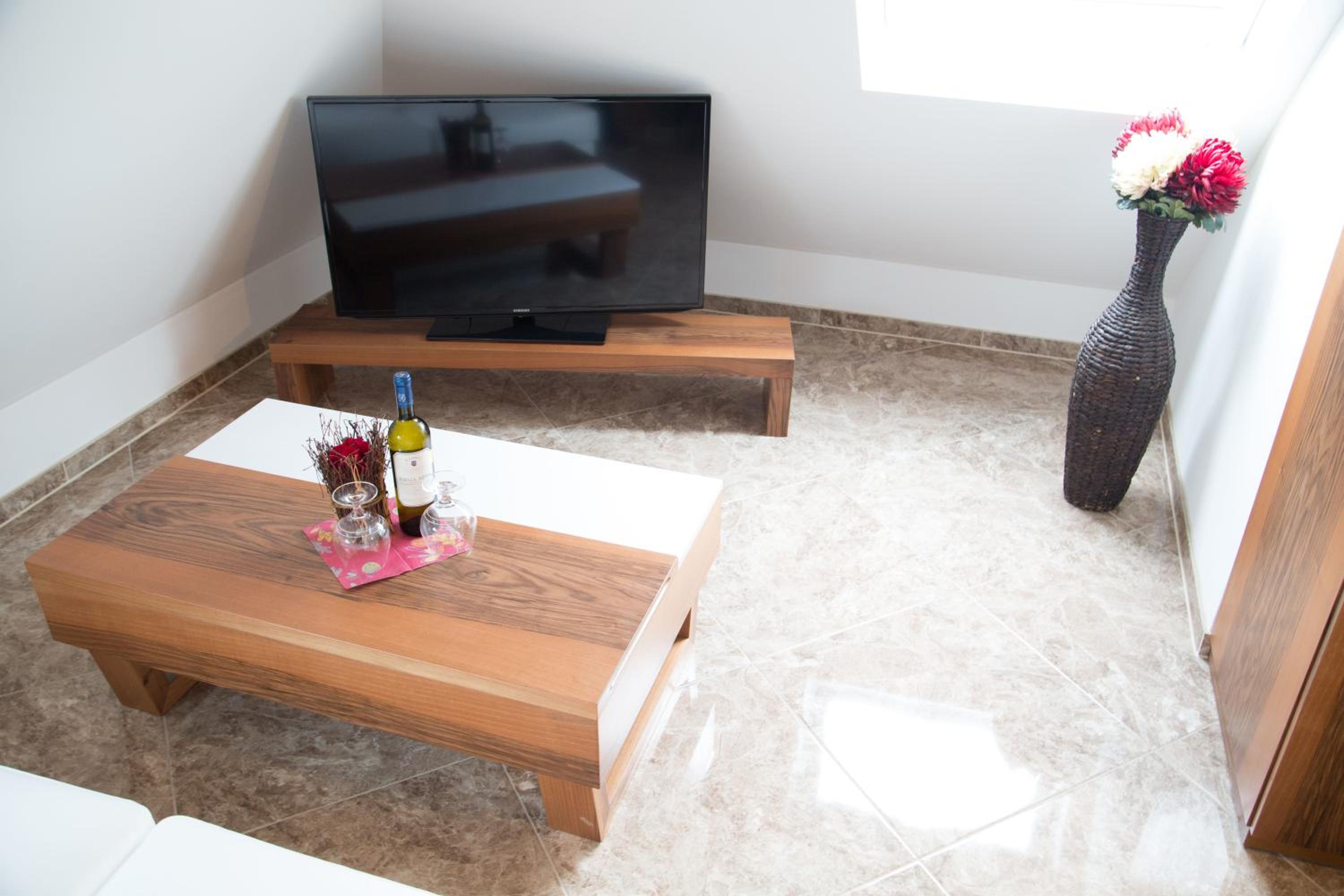 Deluxe Suite with Spa Bath - Photo 3