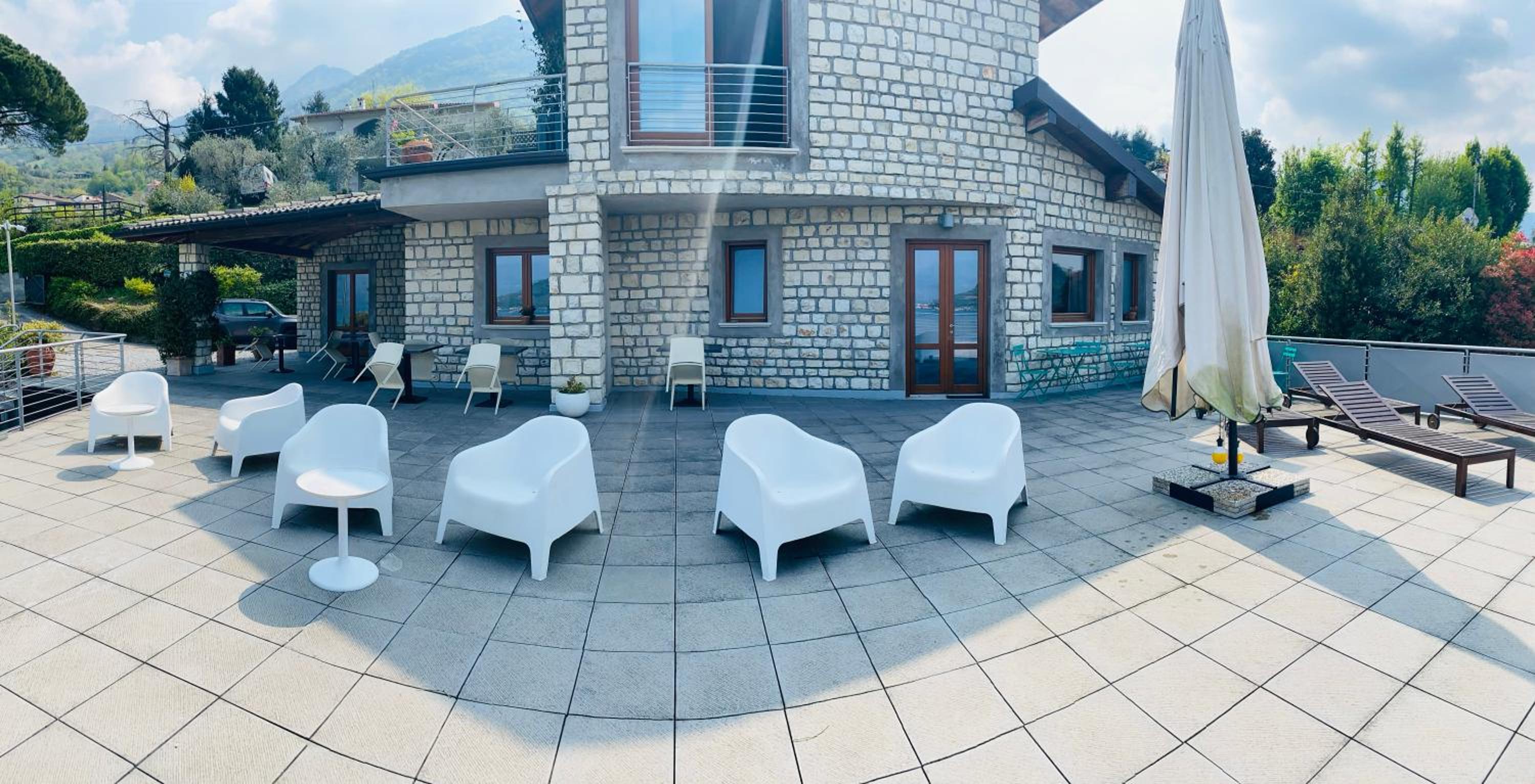 Queen Room with Lake View - Photo 7